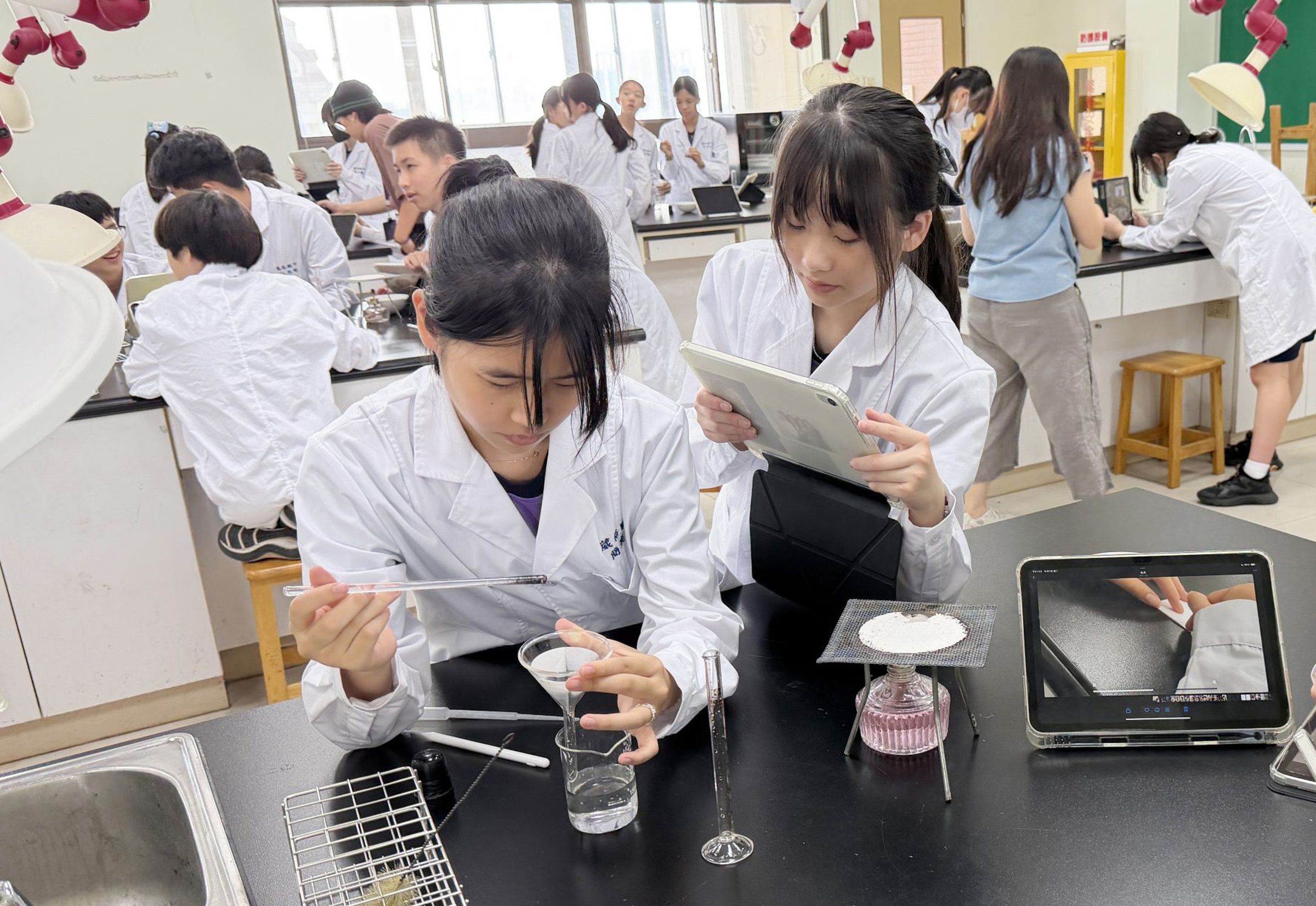 葳格國際學校中學部生生有平板,iPad使用率達100%。(葳格國際學校提供)