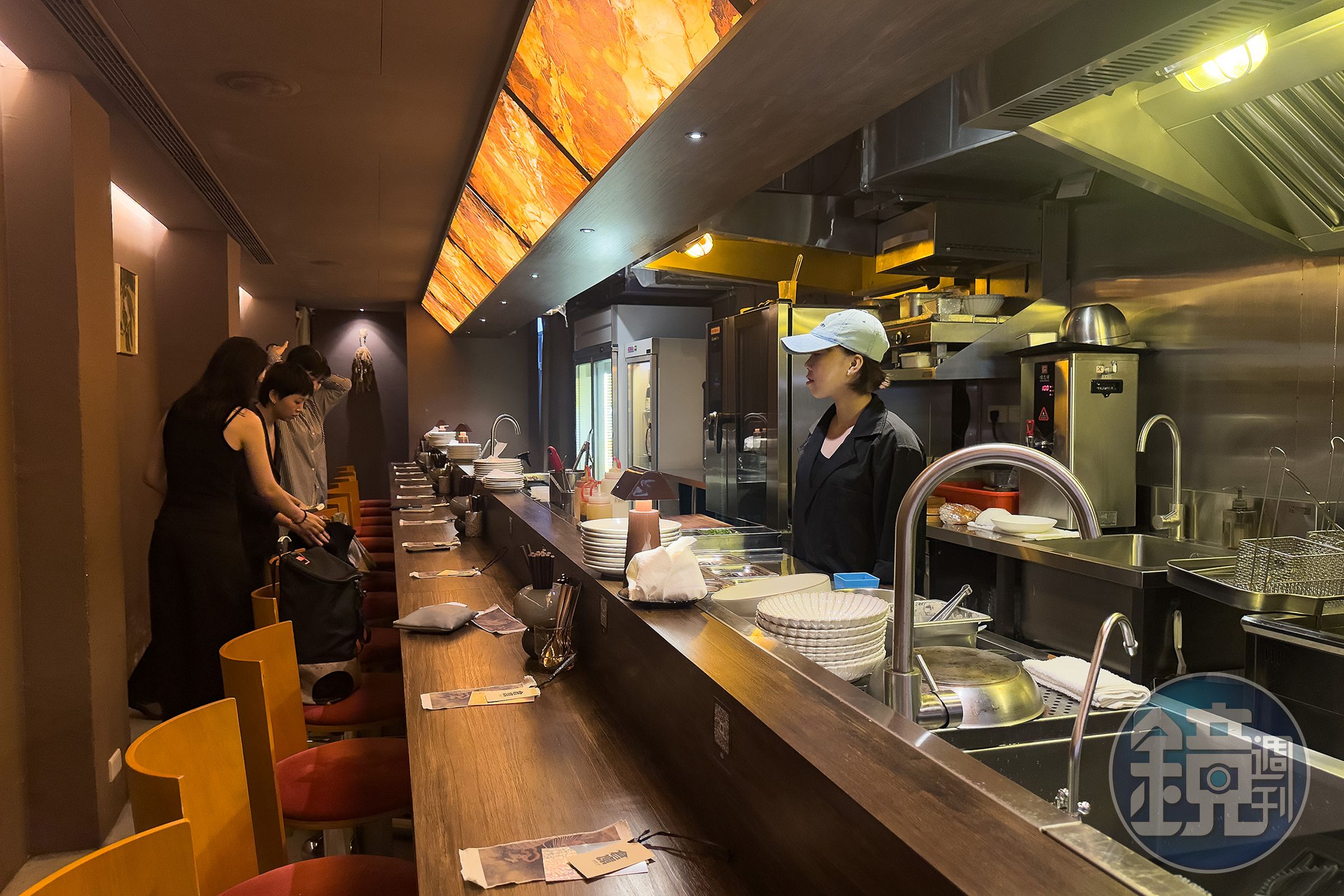 店內以低光源與吧台設計營造餐酒館氛圍，一人用餐也自在不突兀。