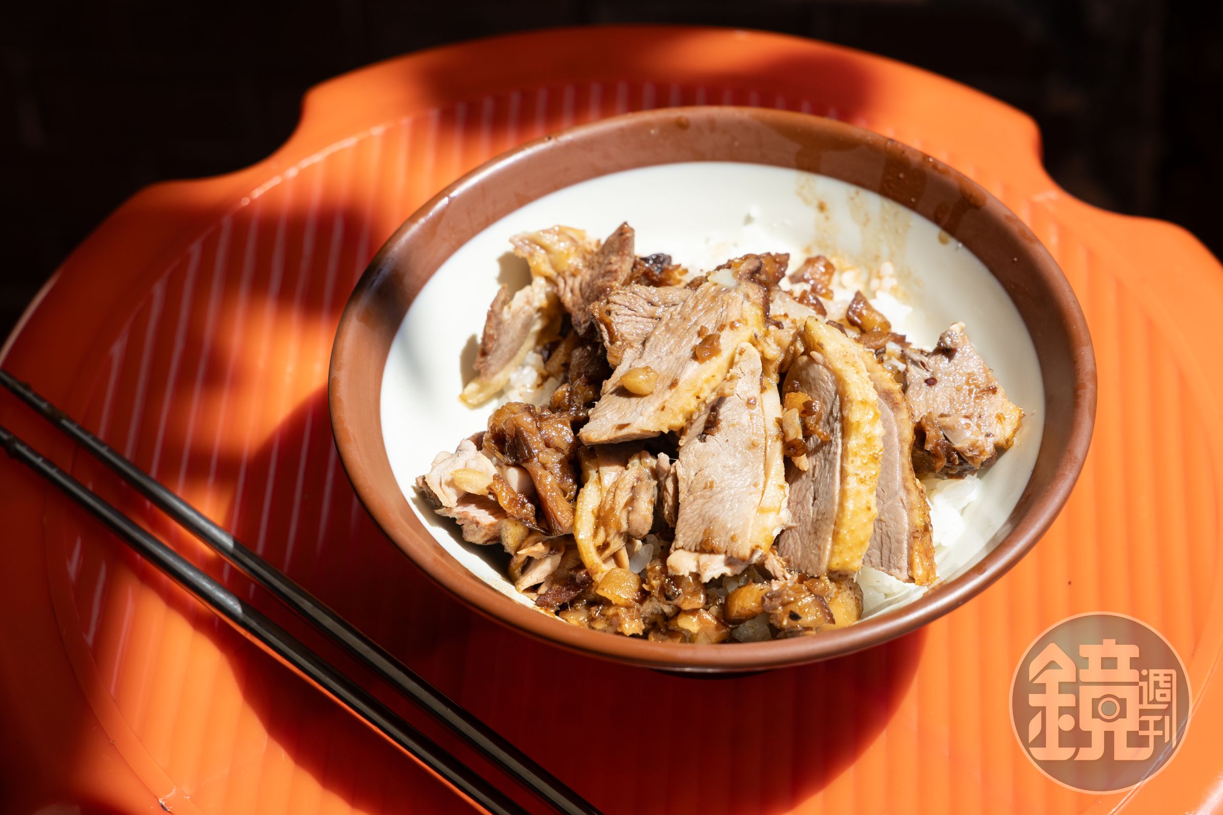 鴨肉珍的「鴨肉飯」是滷肉飯與鴨肉的結合，很有特色。（60元／小碗、70元／大碗）
