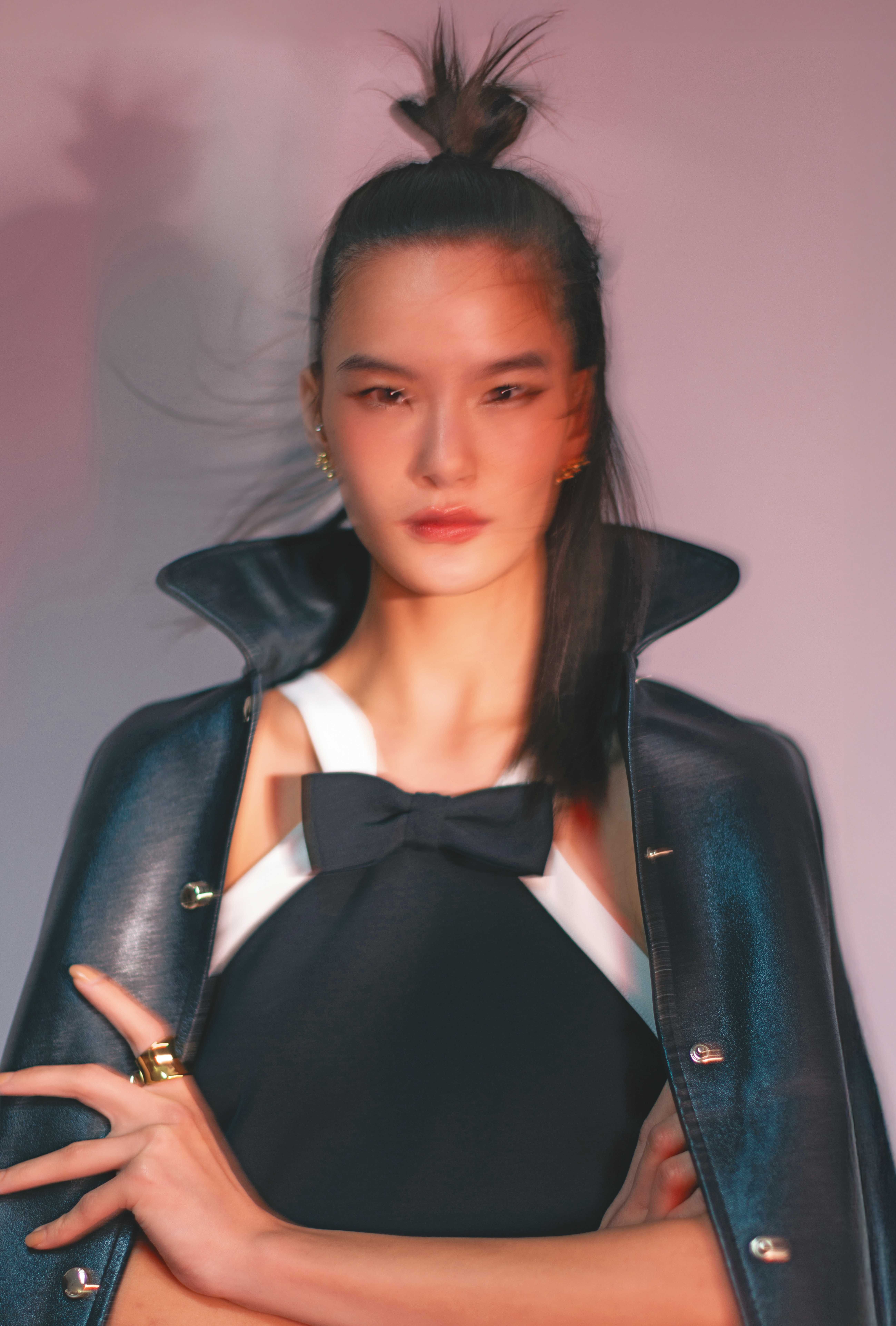 短版皮夾克 NT$21,790 by maje/厚磅雪紡禮服洋裝 NT$12,890 by maje/Peeble missmatch耳環(金色) 價格店洽 by COS/Lesso金色寬版戒指 價格店洽by COS。