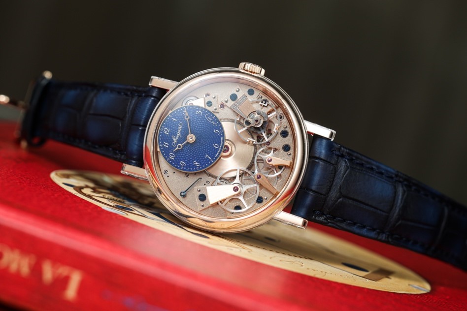 Tradition Seconde Rétrograde 7035採用的是寶璣為了250週年特別推出的特殊合金「寶璣金」,半透明藍色機刻雕花面盤搭配大明火琺瑯,逆跳秒針的作動也很吸睛。