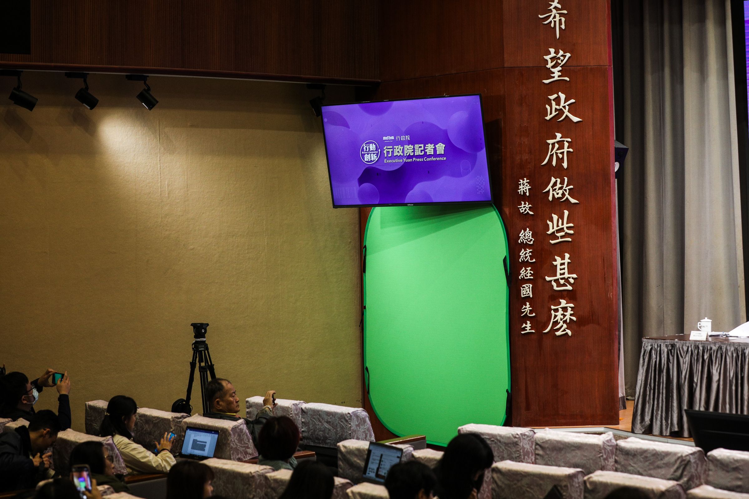 行政院新傳處預算被刪除,無法請手語翻譯,遭藍白質疑造謠。