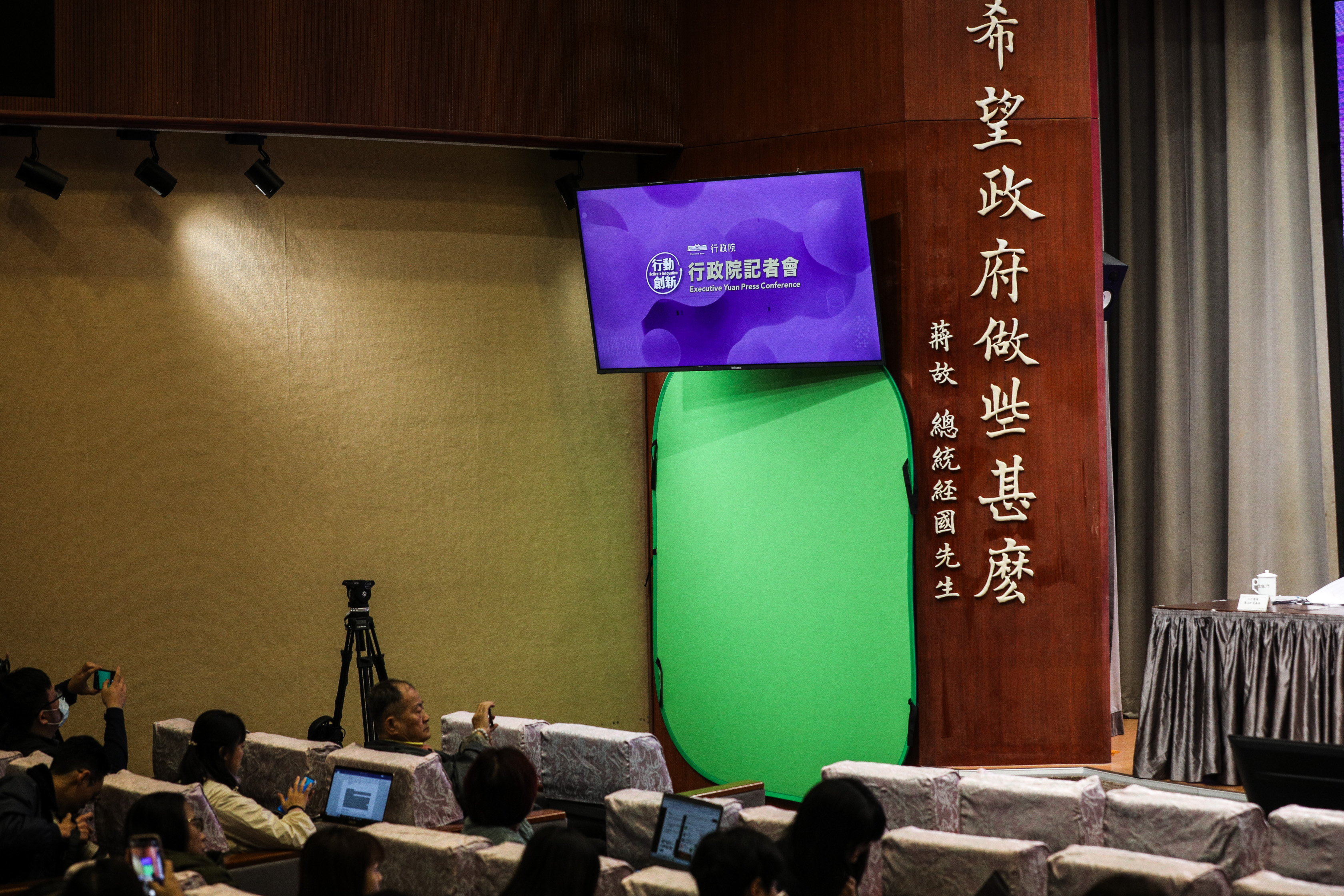 行政院新傳處預算被刪除，無法請手語翻譯，遭藍白質疑造謠。