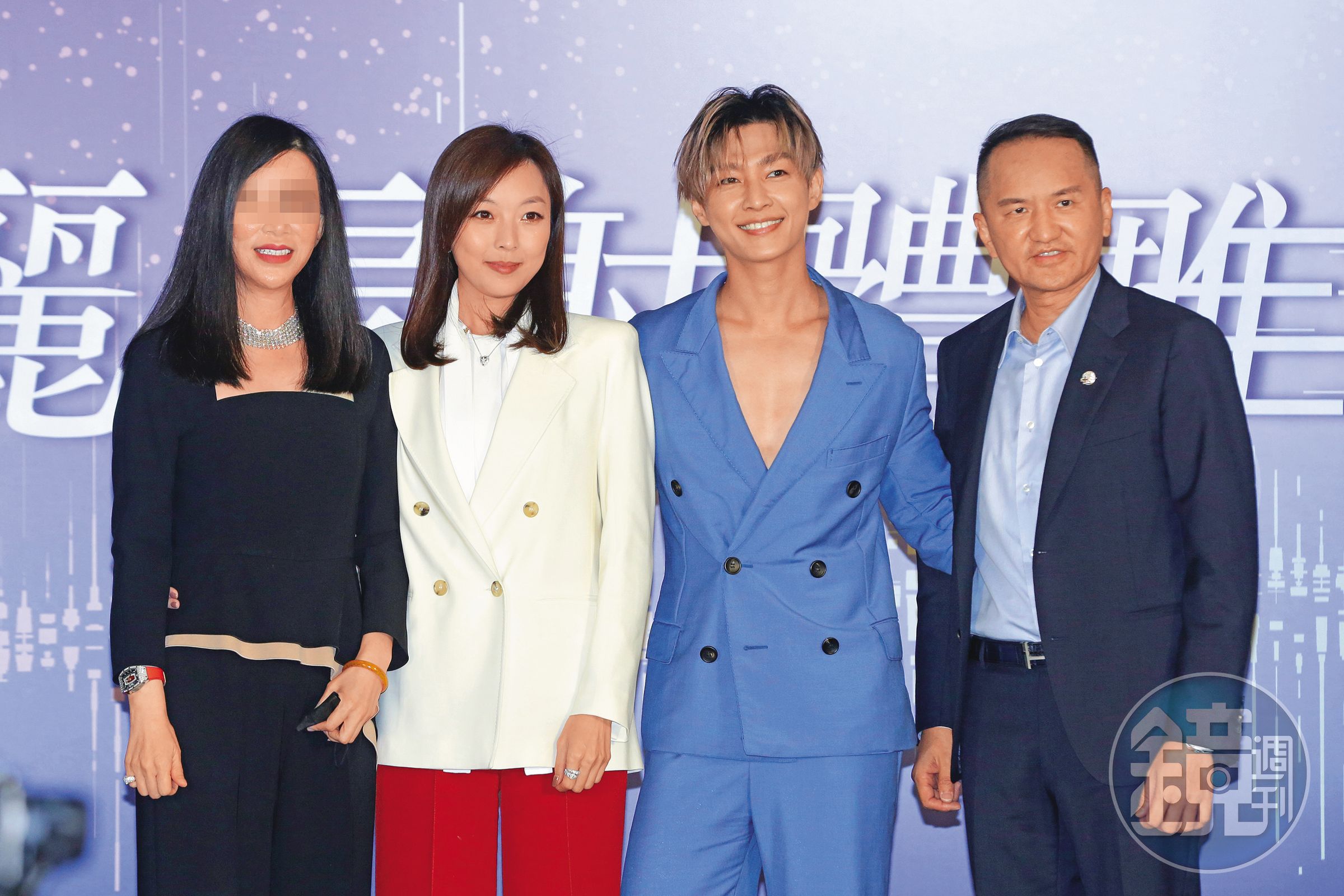 劉怡萱（左二）因常如山（右一）的關係，掛名愛爾麗集團執行長，有權力決定代言人。右二為炎亞綸。