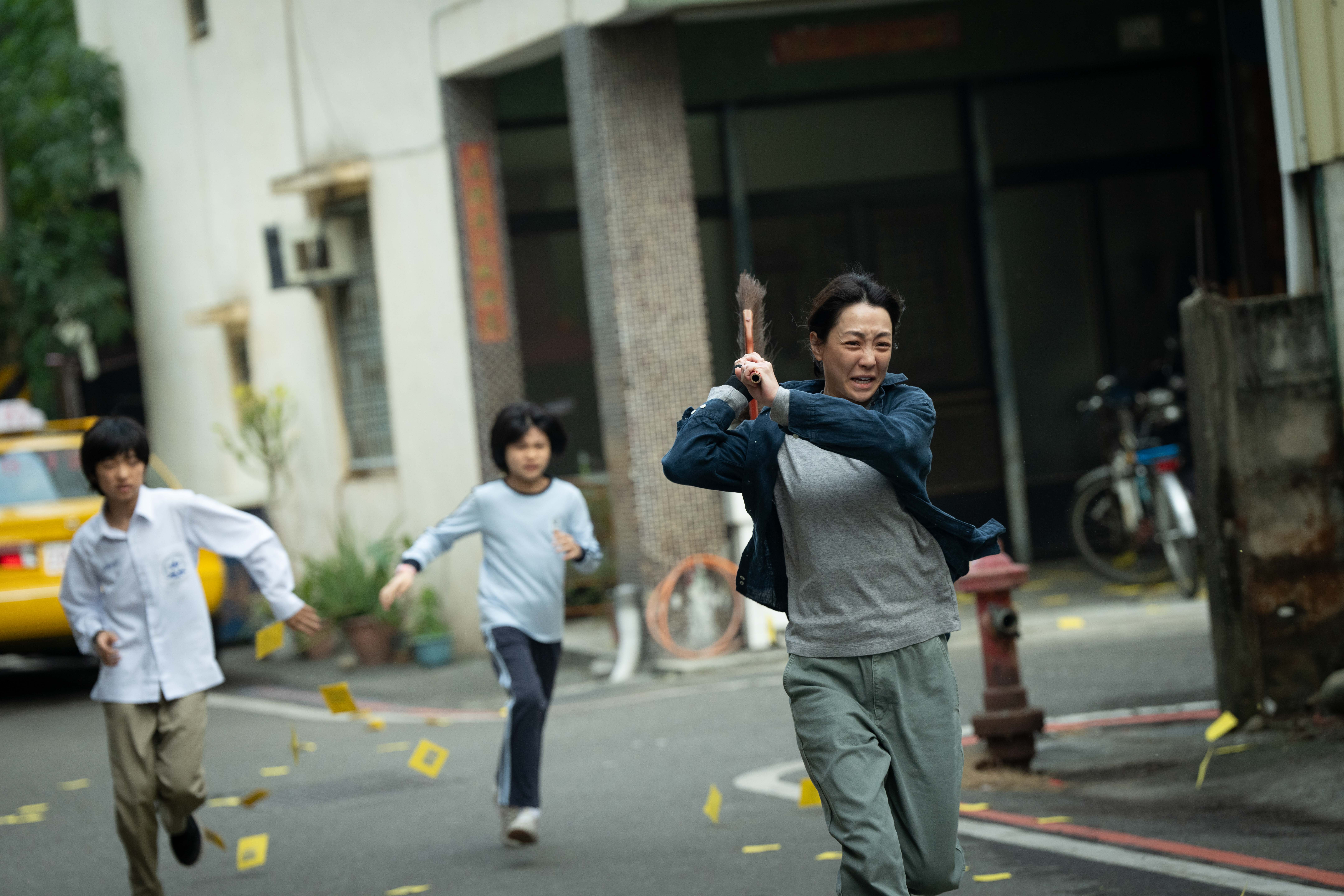 謝欣穎（右一）在 《我們與惡的距離II》飾演兩個孩子的母親，生活因發生變故而陷入愁雲慘霧。（CATCHPLAY提供） 