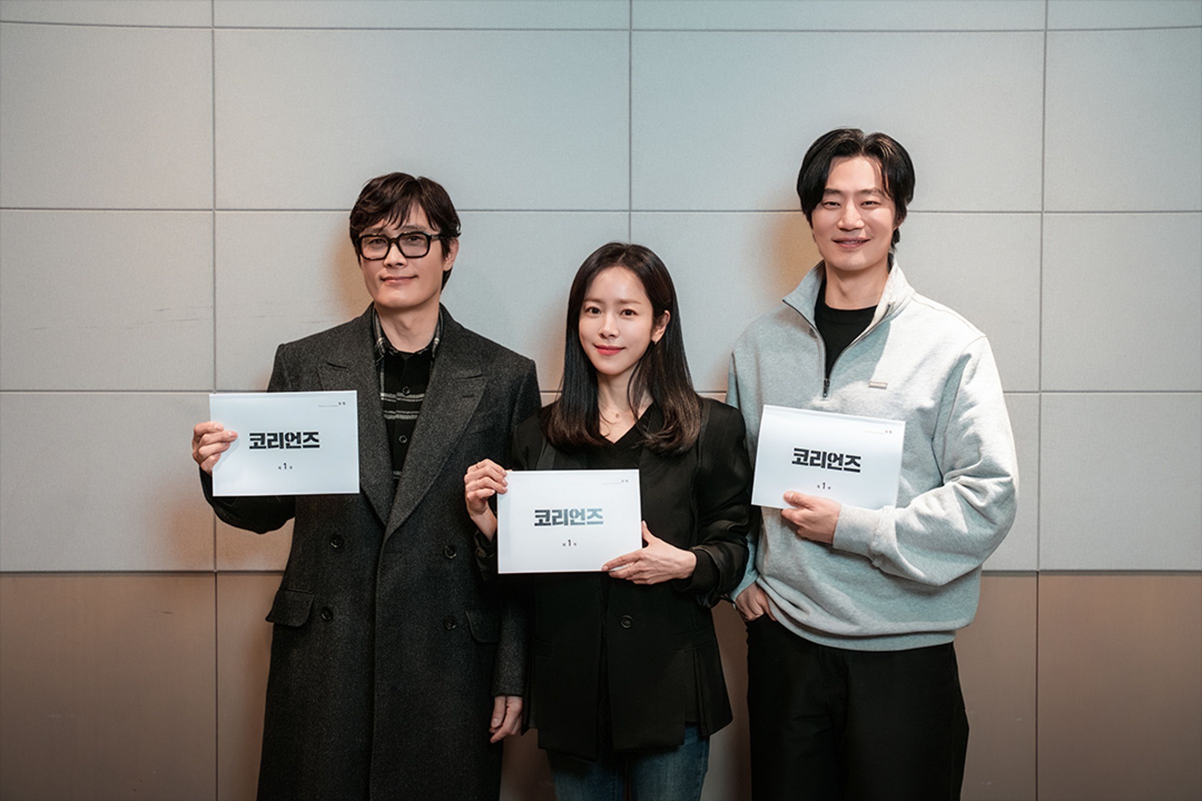 韓劇《The Koreans》今(25日)宣布正式開拍,主演群李炳憲、韓志旼與李熙俊在讀本會合照。(Disney+提供)