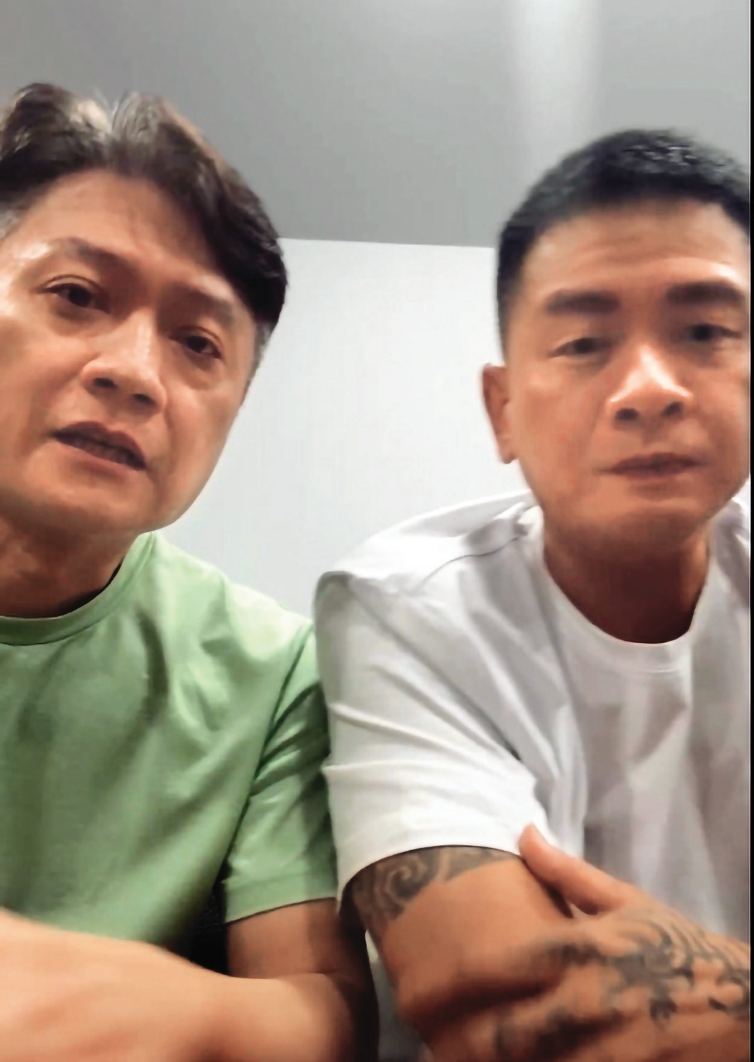 元老級員工吳明鑒(左)與李慶元(右)透過直播槓上館長。(翻攝李慶元臉書)