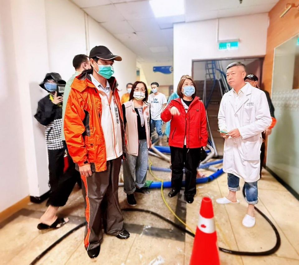 屏東縣長周春米上午也緊急前往屏東醫院實地視察地下室的淹水災情。（屏東醫院提供）