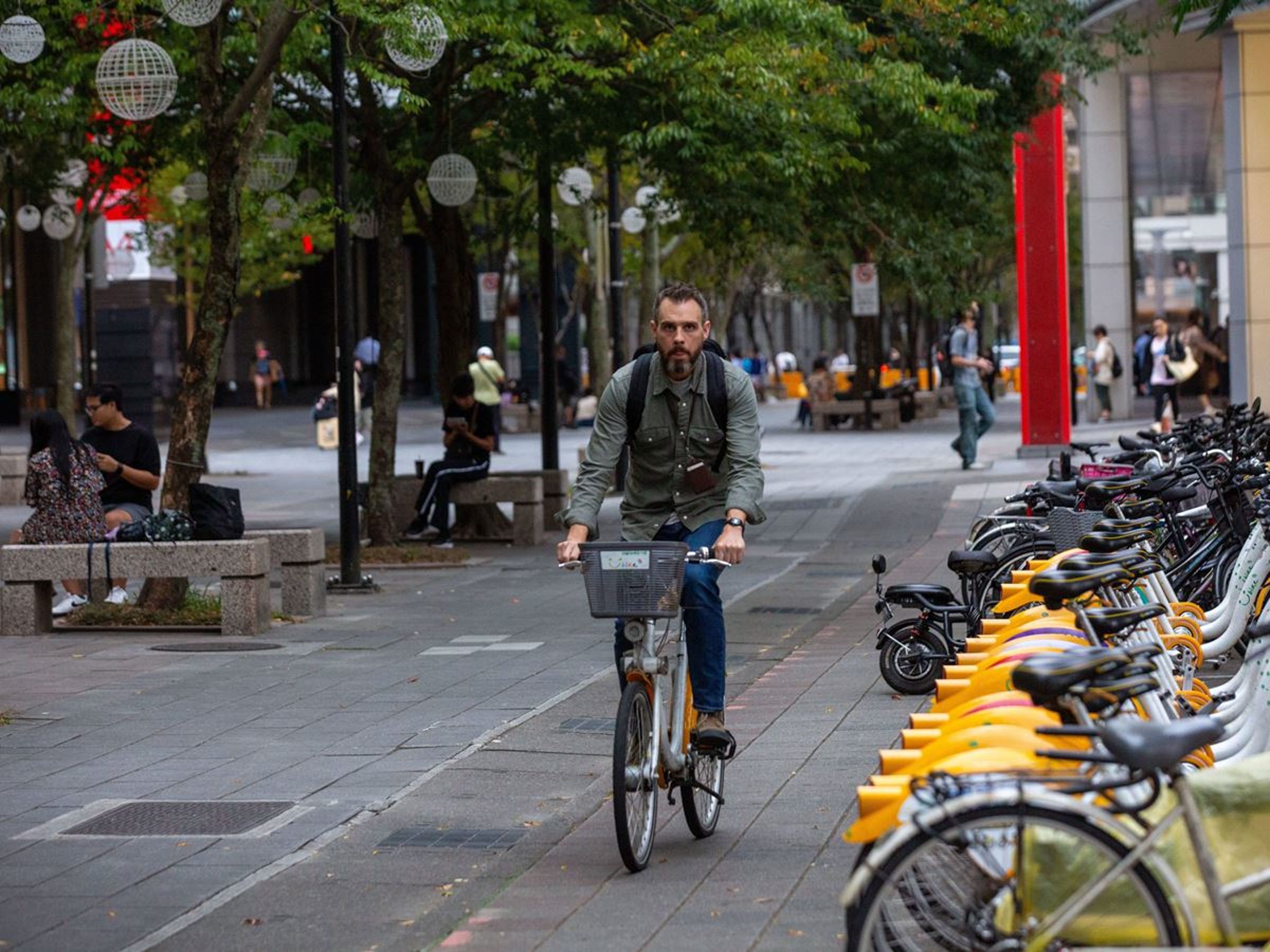 信義商圈不時可見外國朋友騎乘YouBike的身影。