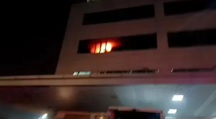 可成科技位於台南市永康區的廠房今日凌晨發生火災。（翻攝畫面）