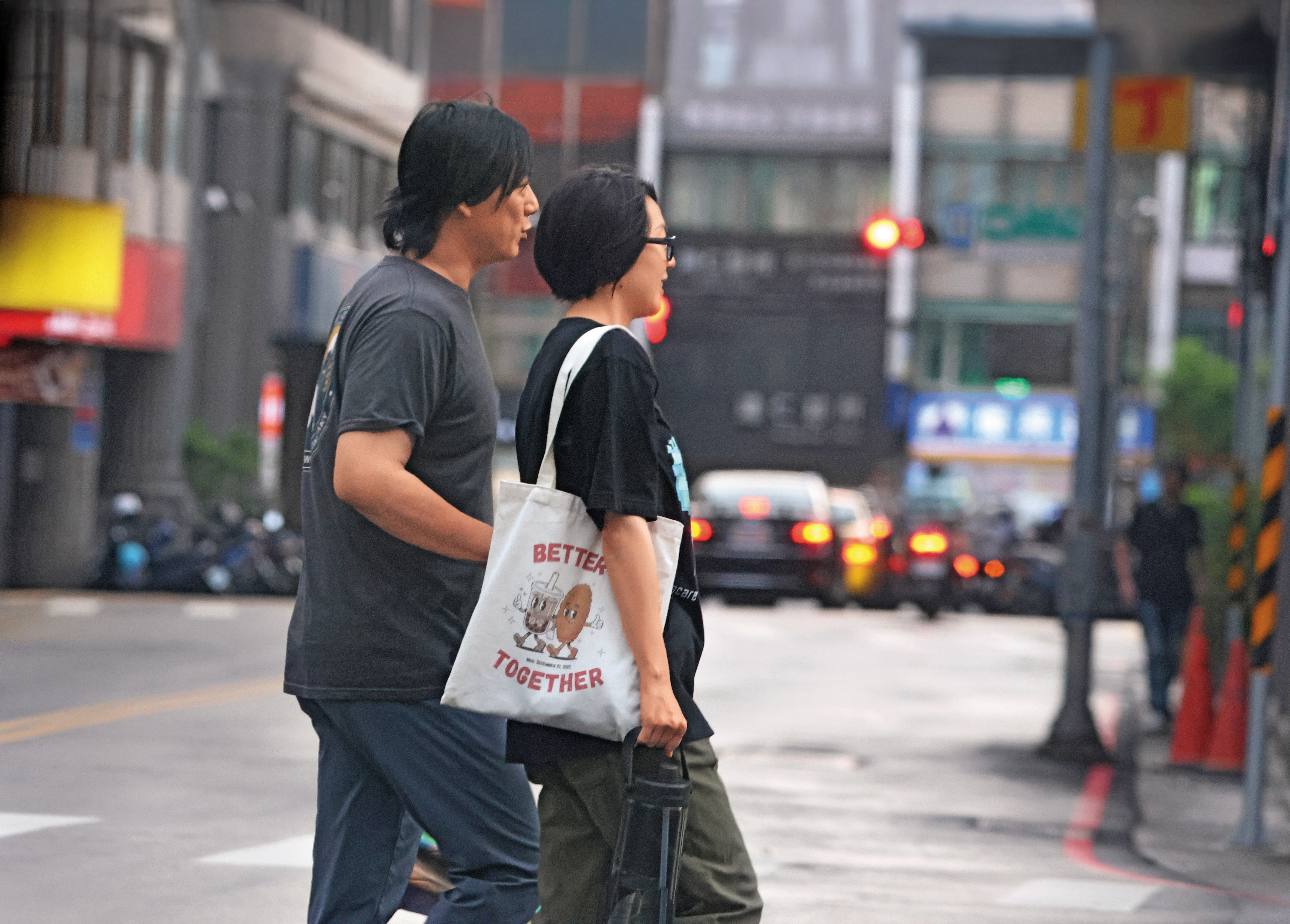 蕭煌奇與老婆Jenny有說有笑走在路上，女方穿著黑色寬鬆上衣，尚且看不出來孕肚。