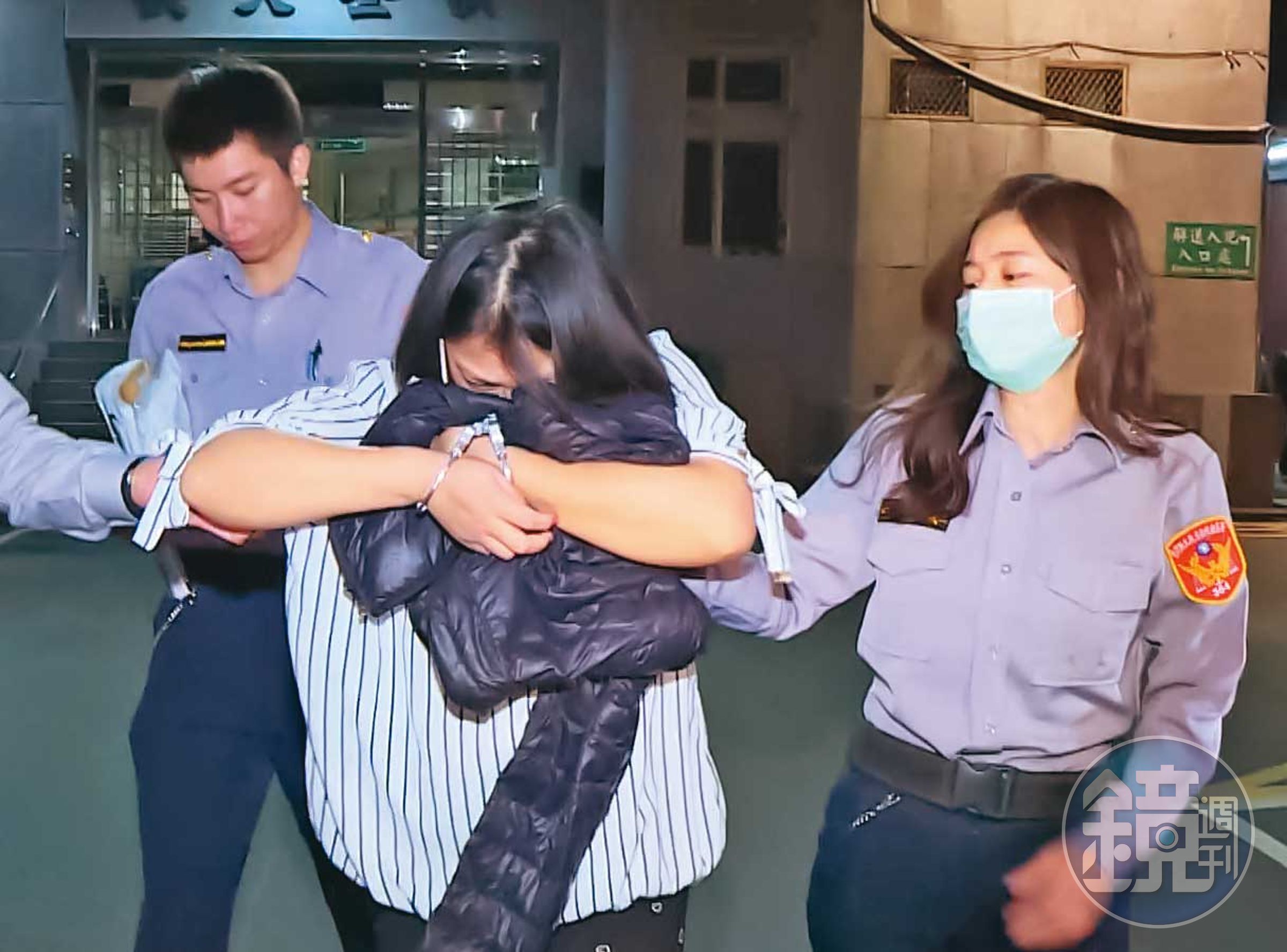 凶手(右二)經警方曉以大義後,俯首認罪,移送地檢署偵辦。