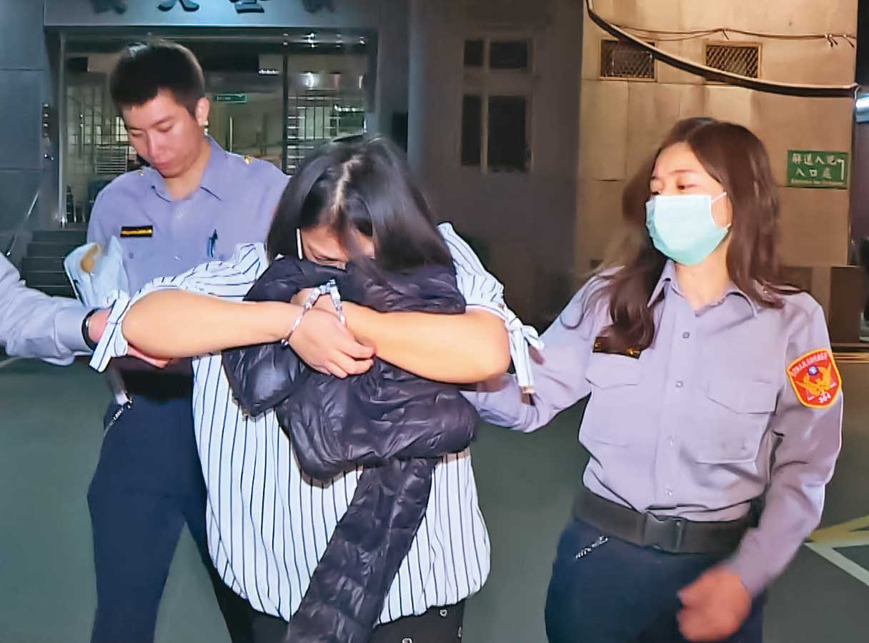 凶手（右二）經警方曉以大義後，俯首認罪，移送地檢署偵辦。