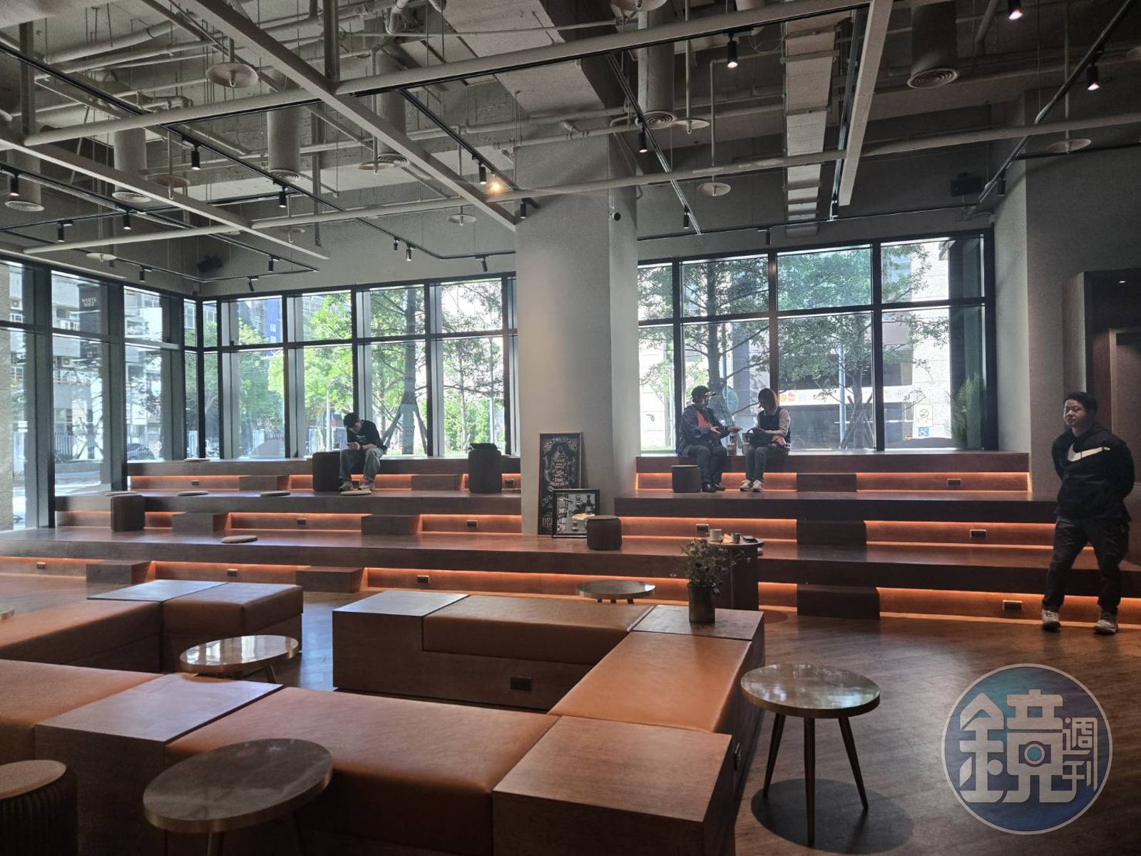 白霧時光首店位於新板傑仕堡,擁有200多坪、挑高超過7米。採多功能的開放空間規劃,除了餐桌區域外有用餐時間限制外,大部分自由區域設置高低階梯座位,不限制用餐時間外,還提供電源插座。