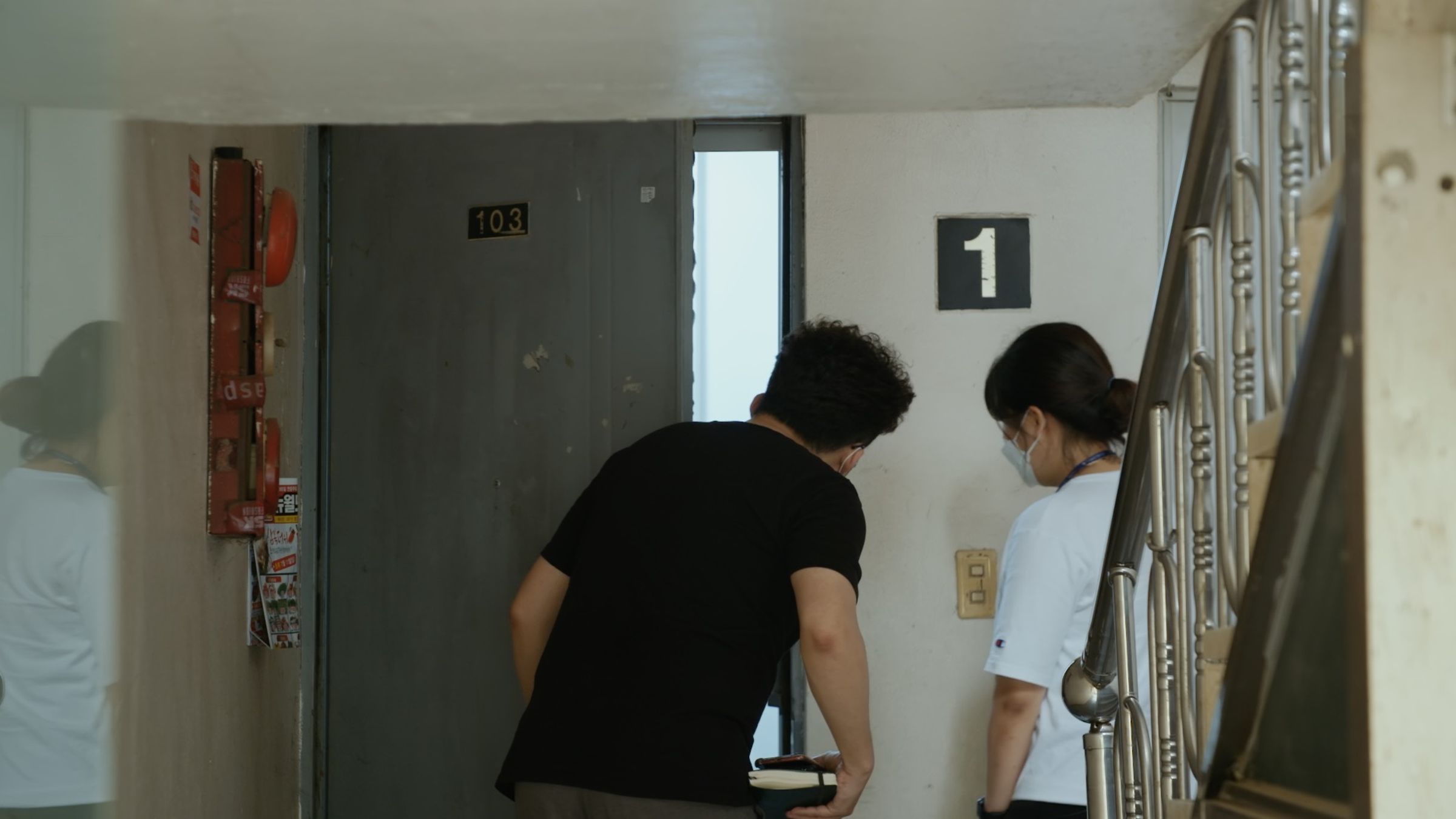 韓國EBS作品《成為更好的家人》探討家暴問題,請到女星李英愛擔任旁白。(公視提供)