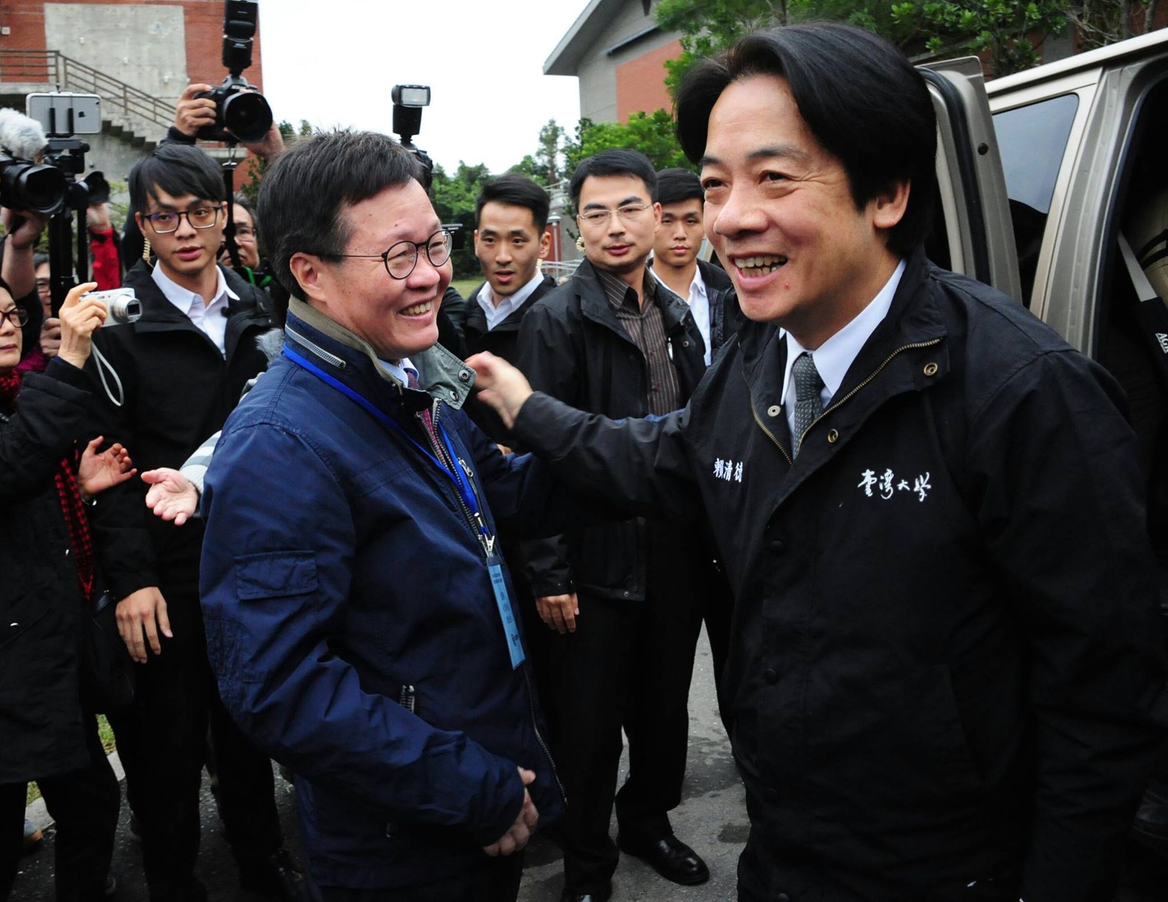 本刊掌握,堪稱賴清德左右手的陳金德將接掌行政院公共工程會主委。圖為時任閣揆的賴清德與時任宜蘭代理縣長的陳金德在宜蘭縣傳藝中心進行工作會議。(翻攝賴清德臉書)