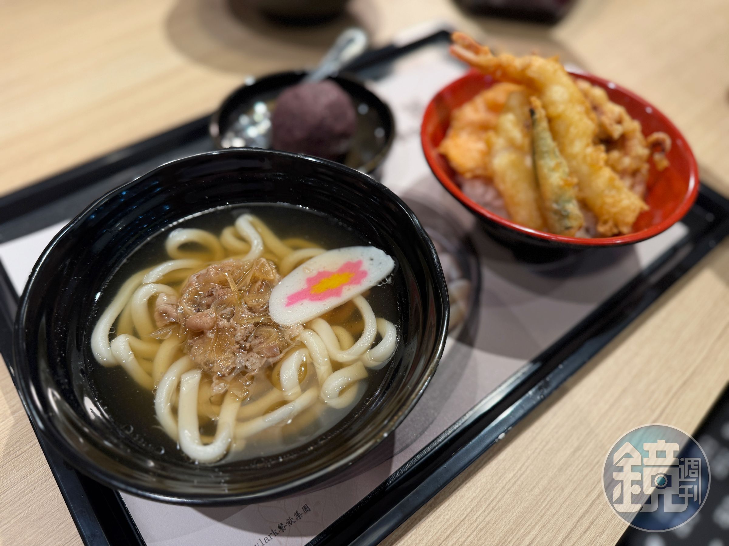 「幸福套餐」內有迷你牛肉烏龍麵、迷你天丼與牡丹餅,把品牌人氣商品一次吃齊。(270元/份)
