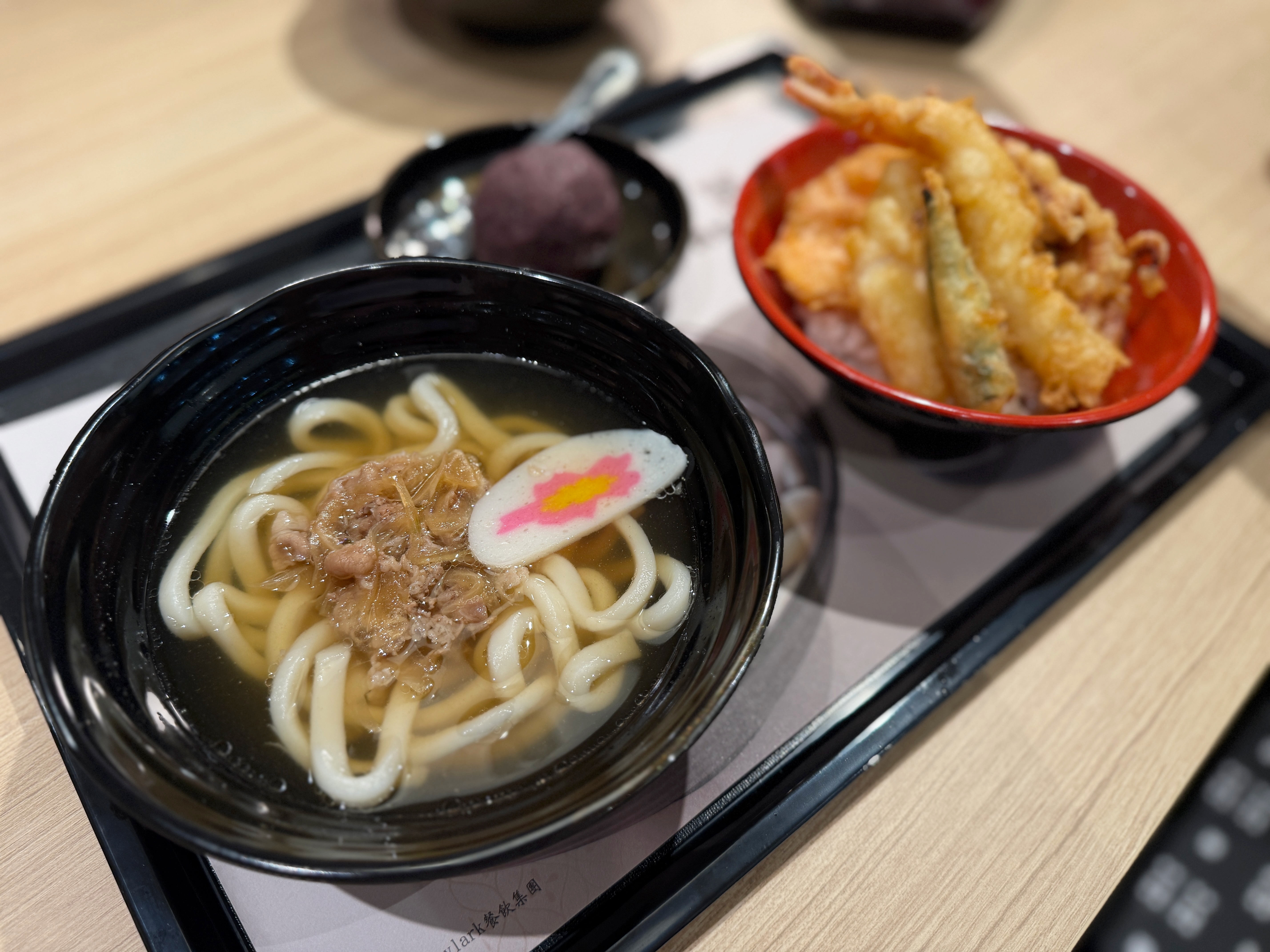 「幸福套餐」內有迷你牛肉烏龍麵、迷你天丼與牡丹餅，把品牌人氣商品一次吃齊。（270元／份）