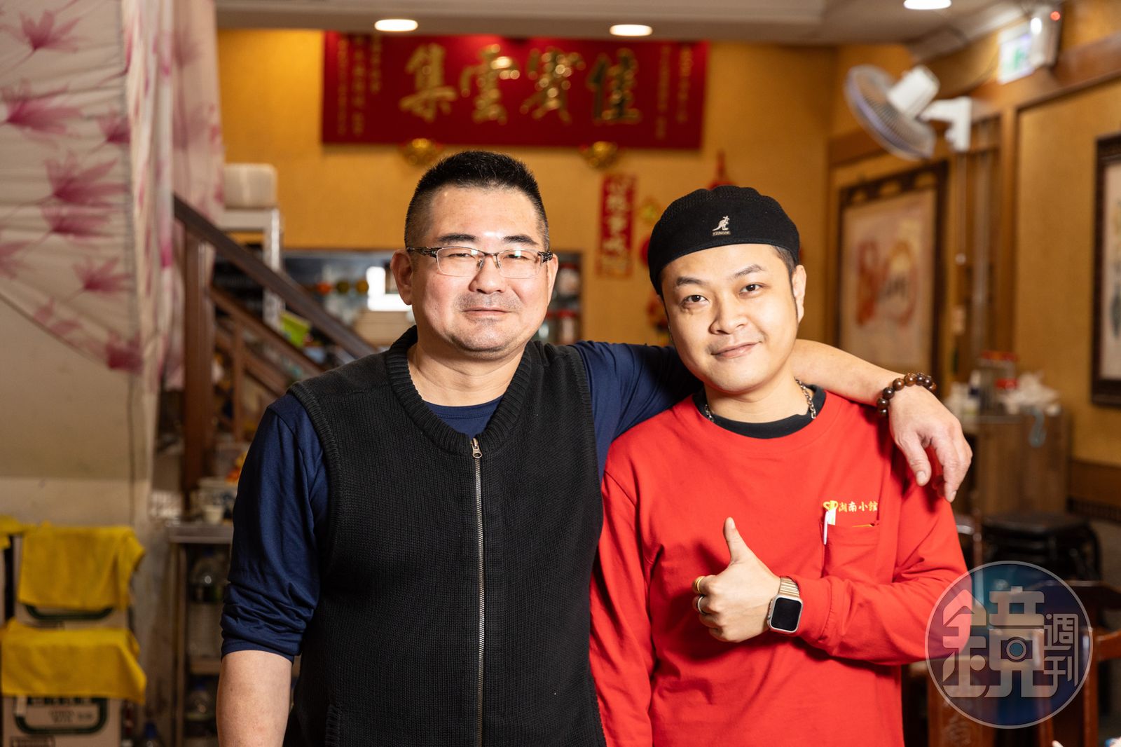 原為點心師傅的王俊斌(左)不忍老店關門,接手端出原汁原味特色菜,現在兒子王家禾(右)也在店裡學習。