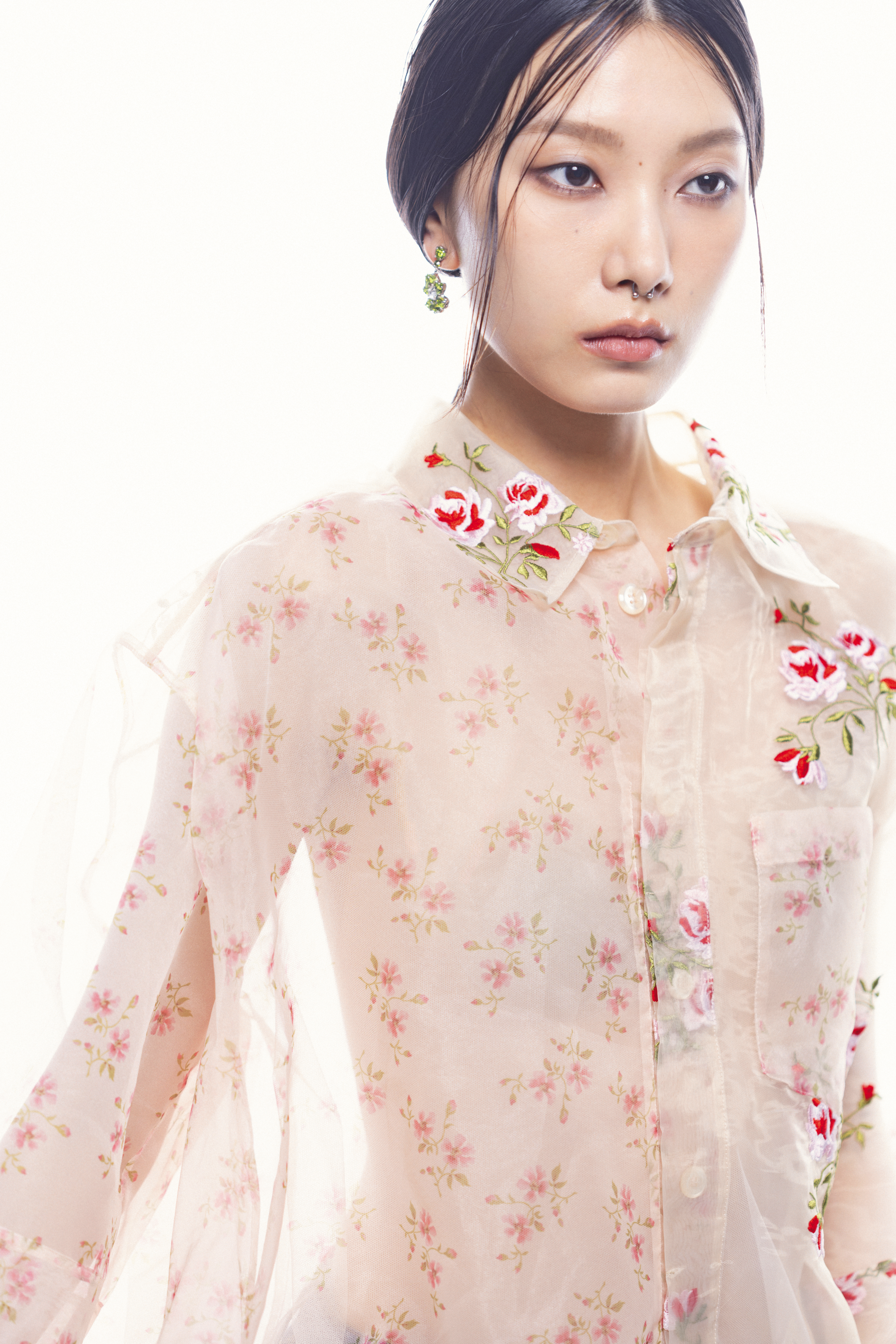 氣球造型透膚襯衫 NT$28,800 by Simone Rocha;綠色水晶花卉垂墜耳環 NT$7,950 by Simone Rocha。