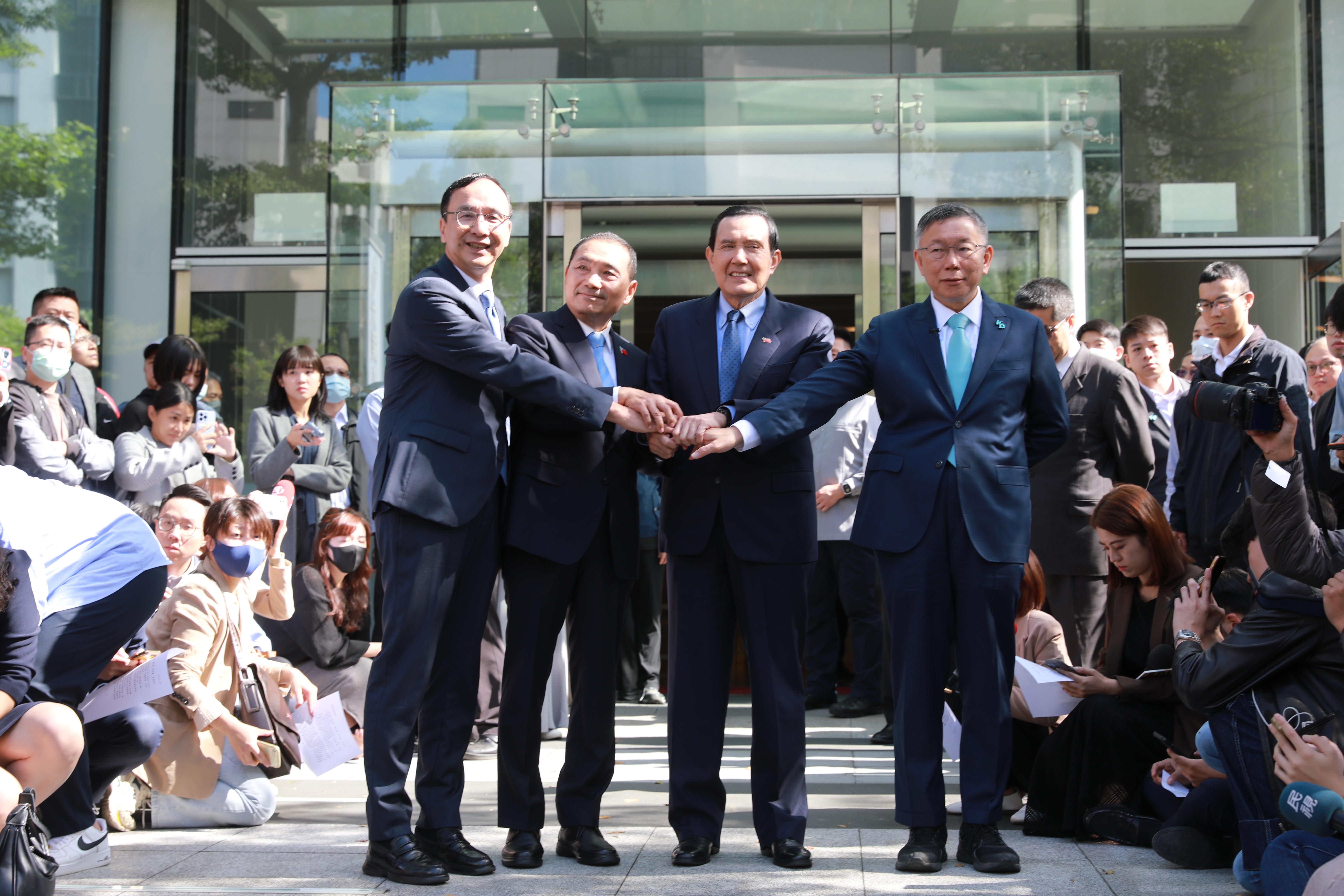 柯文哲、馬英九、侯友宜、朱立倫今達成共識，由藍白陣營與馬各自推薦一位民調統計專家，檢視各界民調決定候選人。