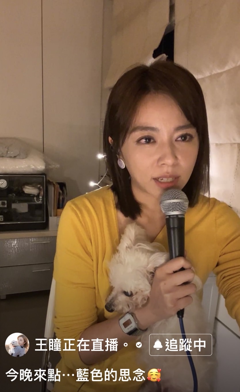 直播中,愛犬阿魯吵著進房陪伴。(翻攝臉書直播)