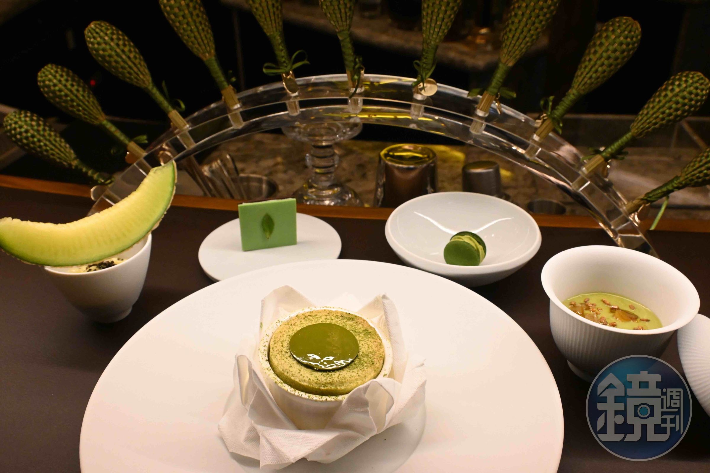 集結綠色元素的「Le Vert Verdant_Forest」內有酪梨舒芙蕾，搭配開心果昆布冰淇淋、抹茶巧克力、綠橄欖馬卡龍與After Eight巧克力。（新幣32元／份，約NT$802）