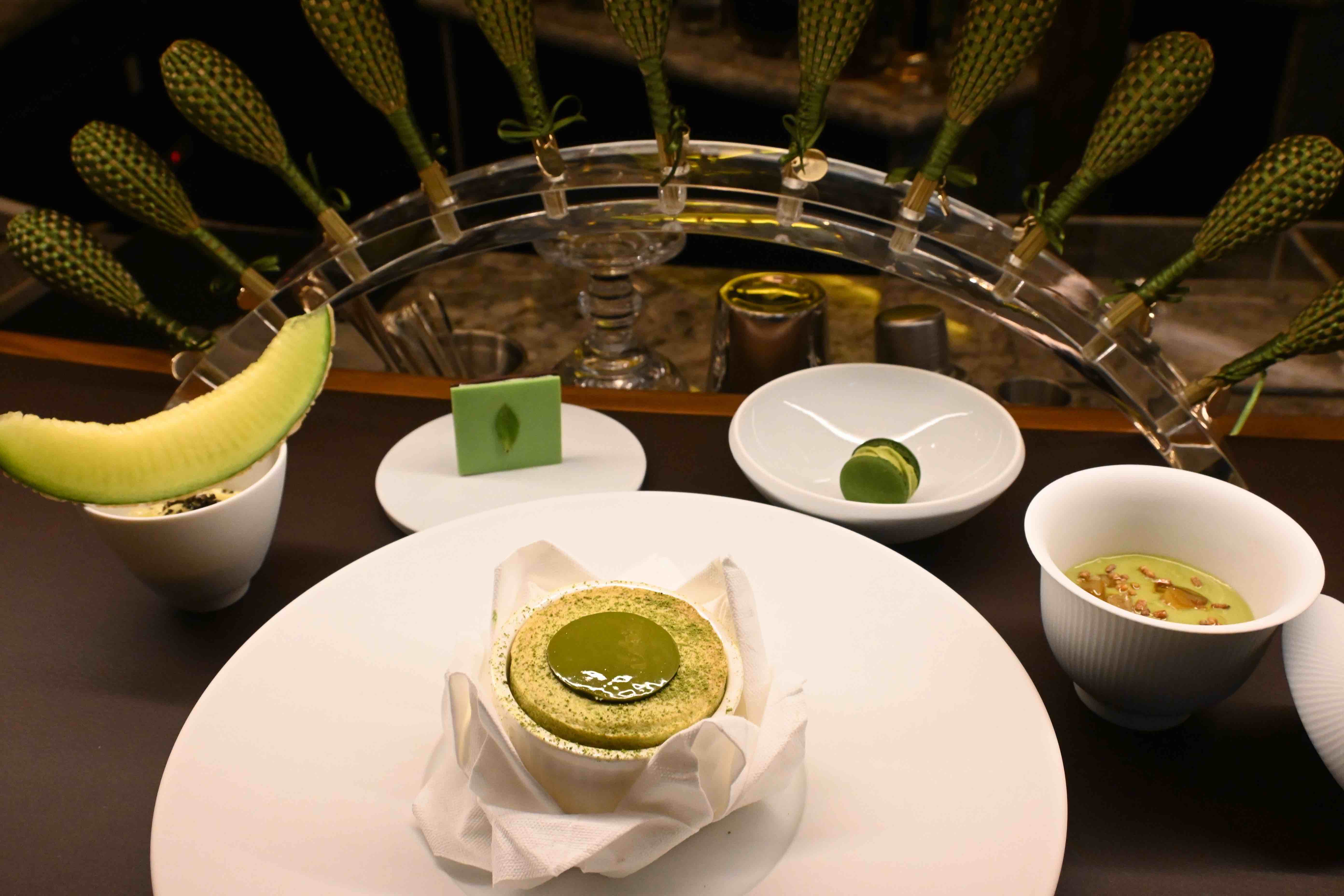 集結綠色元素的「Le Vert Verdant_Forest」內有酪梨舒芙蕾,搭配開心果昆布冰淇淋、抹茶巧克力、綠橄欖馬卡龍與After Eight巧克力。(新幣32元/份,約NT$802)