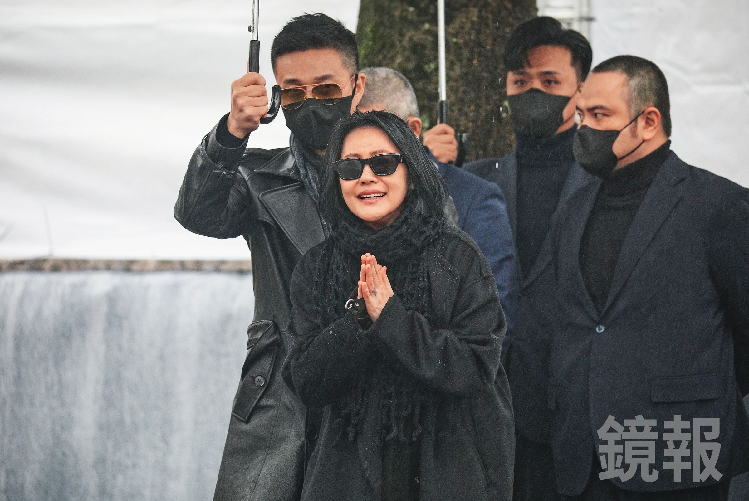 許雅鈞(左)跟小S(右)出席大S雕像揭幕,當天小S向在場媒體來賓表示感謝。(鏡報提供)