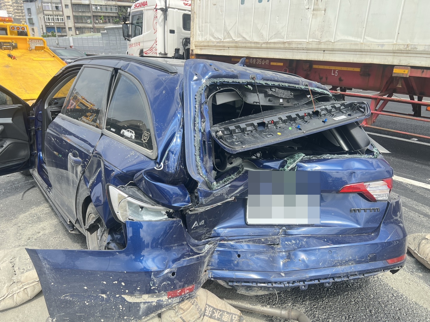 56歲陳姓男子所駕駛的轎車遭追撞，車尾嚴重毀損。（翻攝畫面）