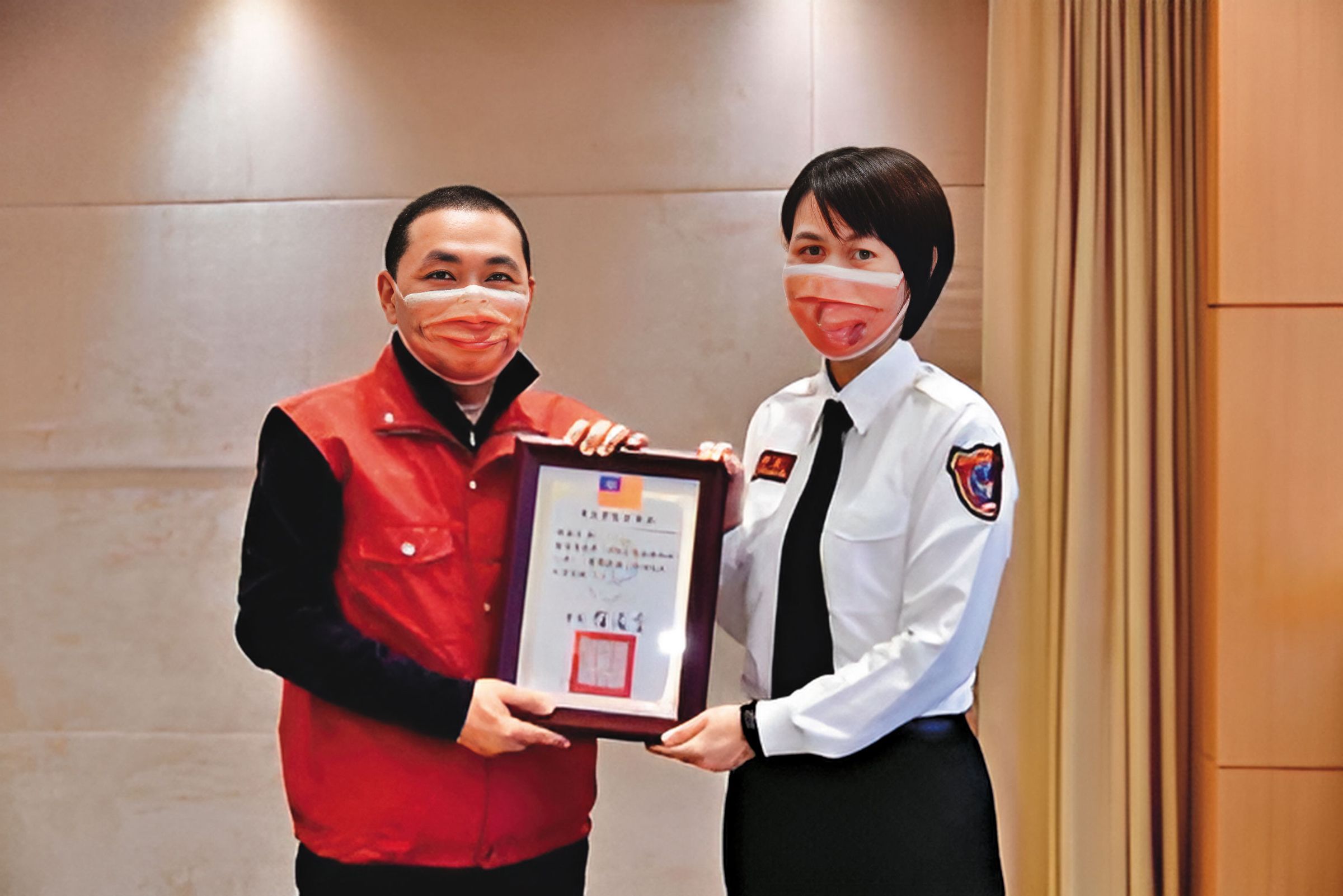 謝盈如(右)曾獲新北市長侯友宜(左)頒獎,她的丈夫也是侯的愛將。(翻攝林世明臉書)