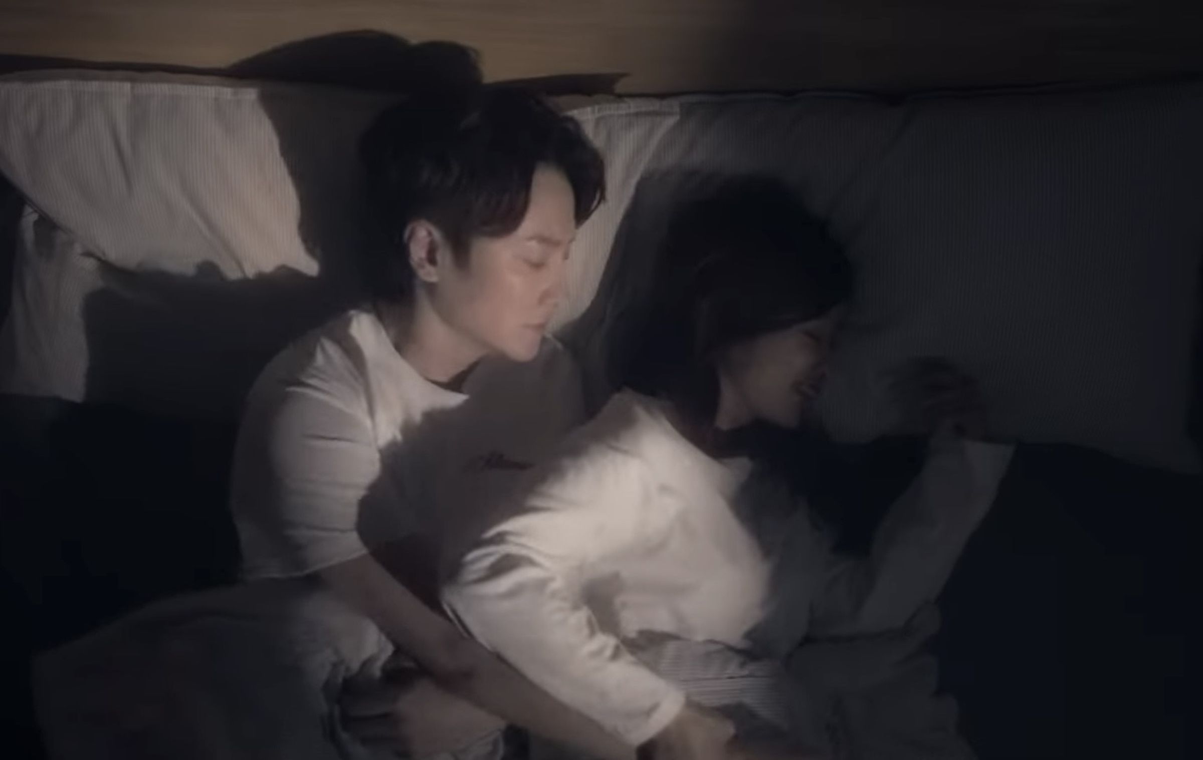 阿沁為了〈妥協〉MV親自上陣與樂天女孩紫庭扮情侶同床共枕。(晴空未來提供)