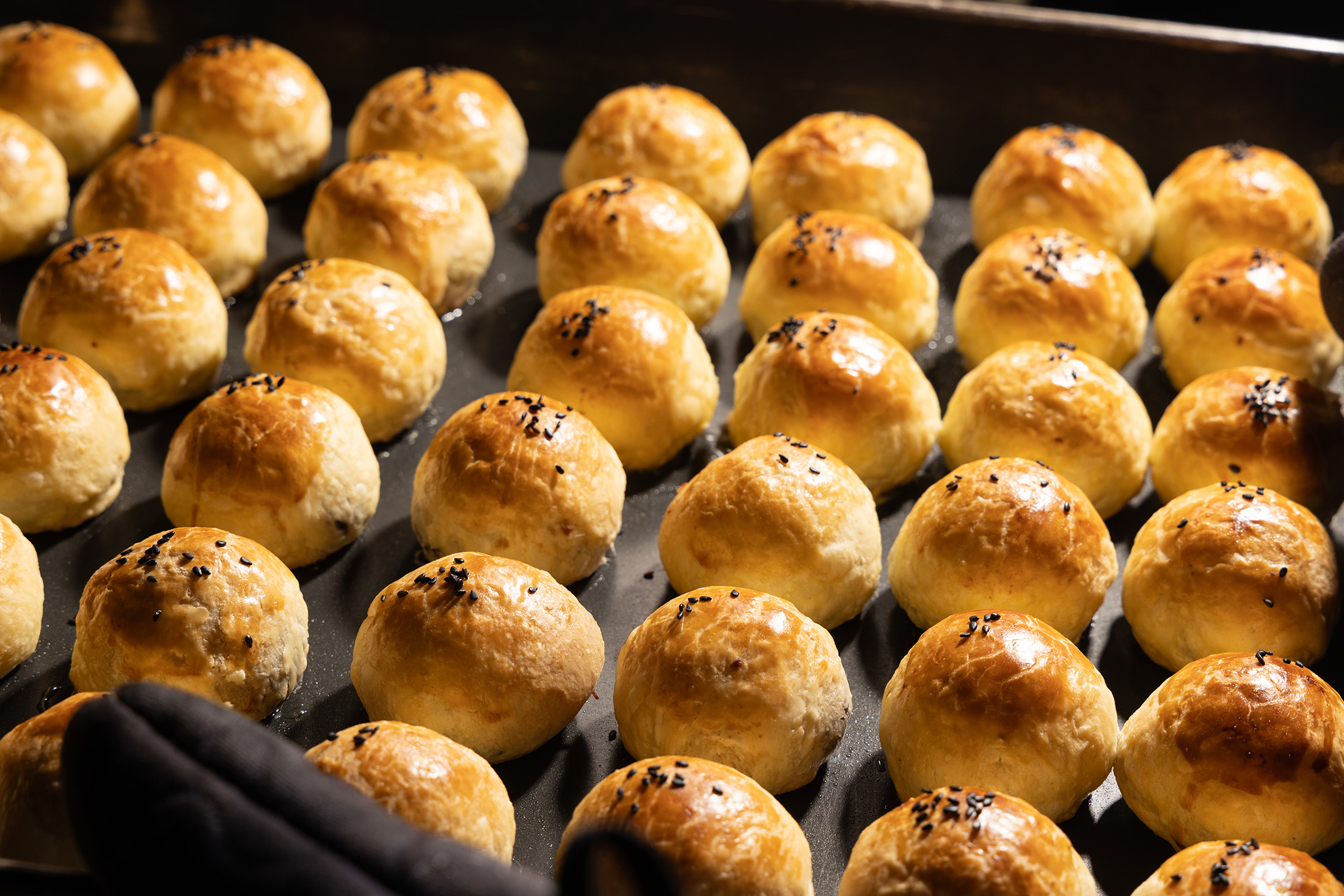 中秋節送禮可說是一場品味與心意的競賽，2025年的中秋禮盒以跨界聯名成為亮點，品牌也更重視在地食材與永續概念，除了近年最熱門的蛋黃酥，其他非月餅的甜點，比如法式費南雪與冰淇淋都成為禮盒主角。