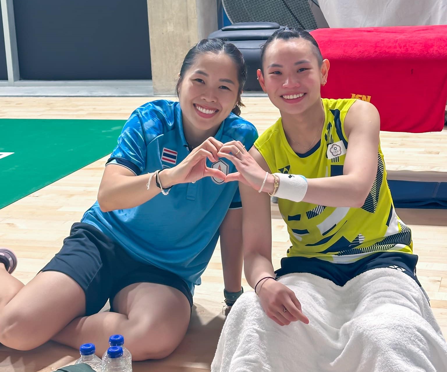 泰國好手依瑟儂（左）今日對決印尼一姐東宗，遭直落二打敗無緣拿下4強。（翻攝自臉書＠Ratchanok Intanon (รัชนก อินทนนท์) ）