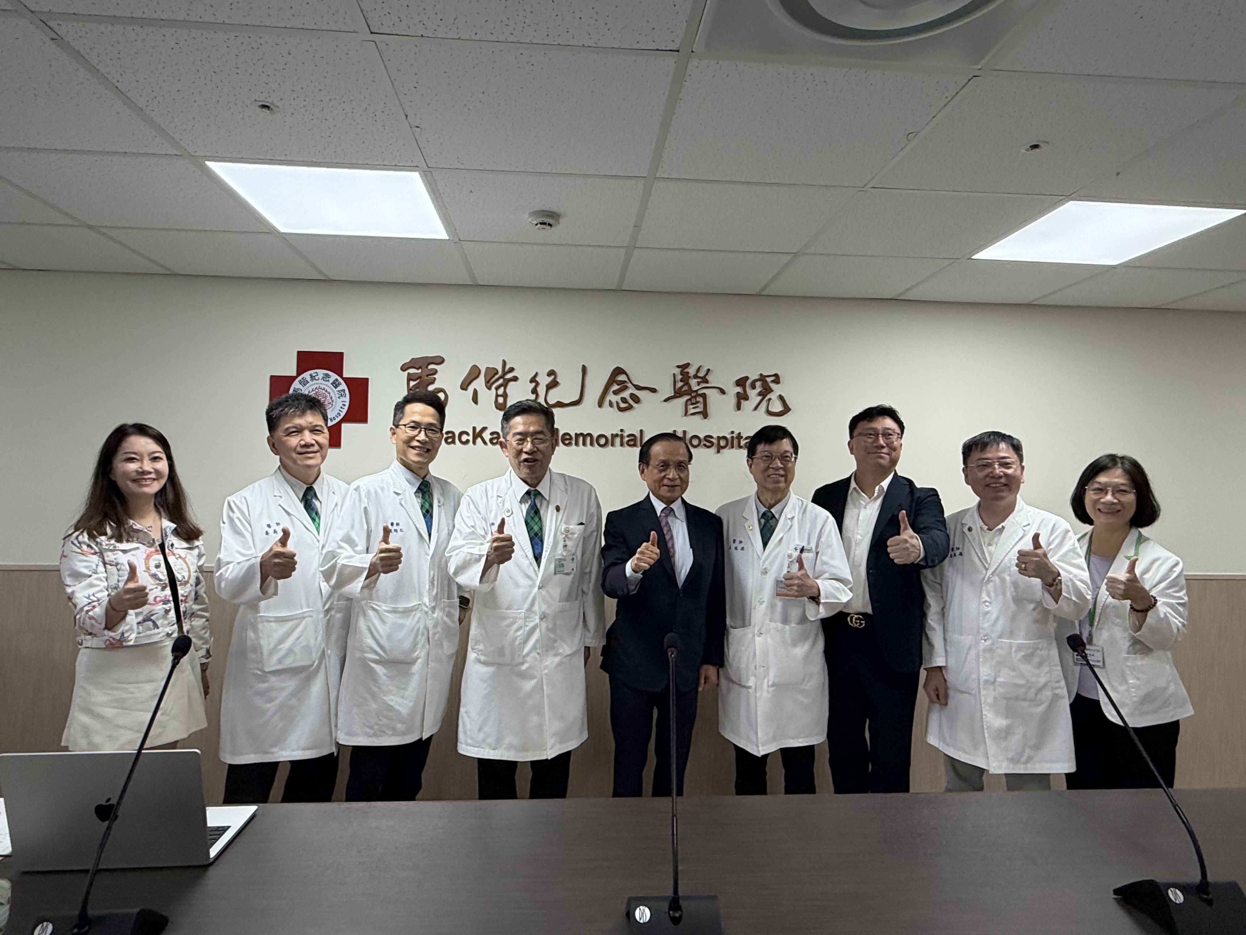 商研院董事長許添財(中)赴馬偕醫院,由總院長張文瀚親自接待,雙方就AI、物聯網與精密工程推動醫療轉型,與捷克醫療場域串接。(馬偕醫院提供)