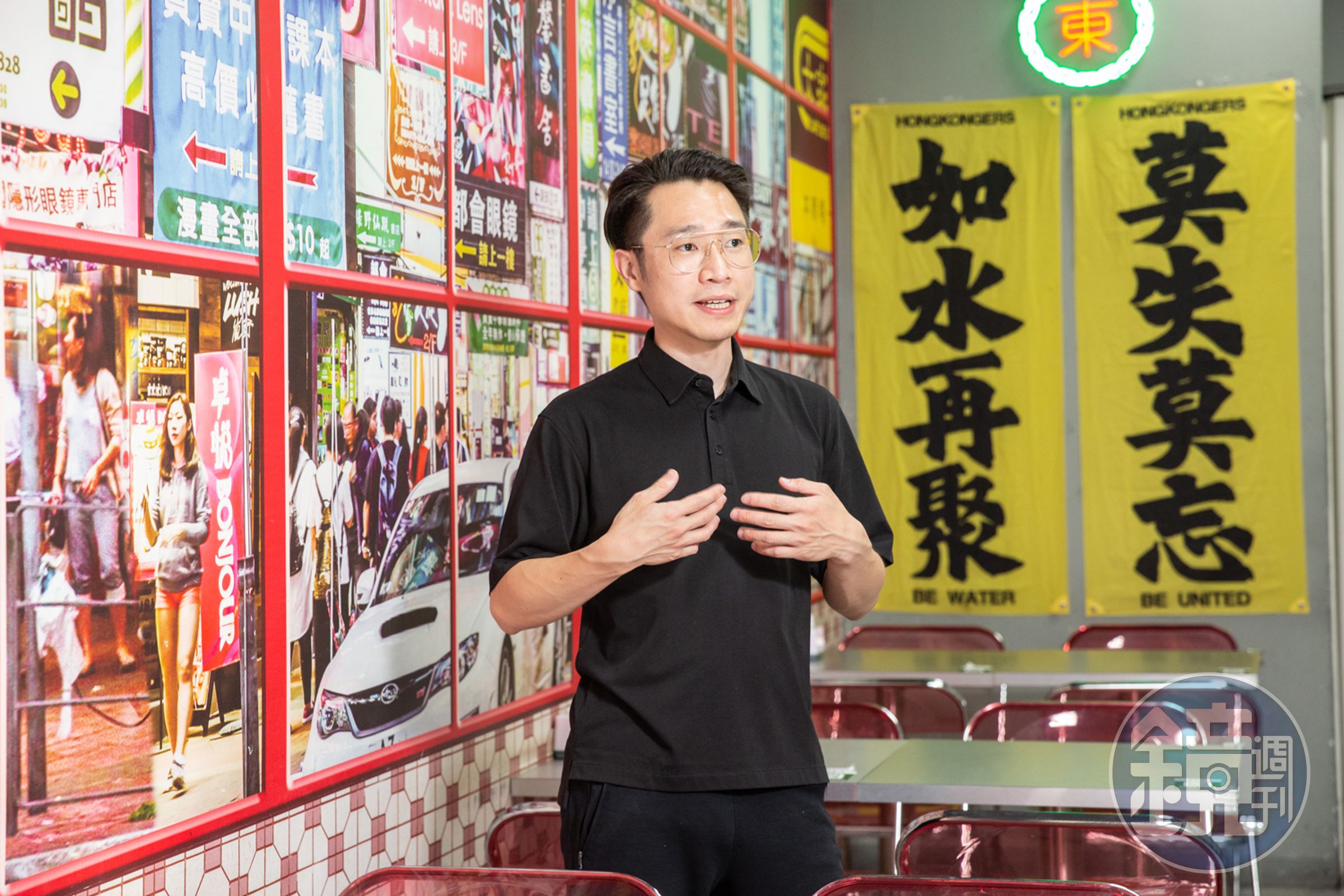 九月茶餐廳店內有大量香港元素,包括書籍、海報等,可以感受與看見香港的歷史與轉變。