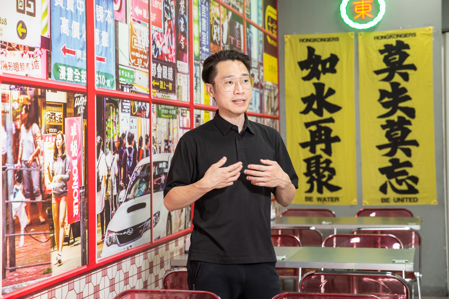 九月茶餐廳店內有大量香港元素，包括書籍、海報等，可以感受與看見香港的歷史與轉變。