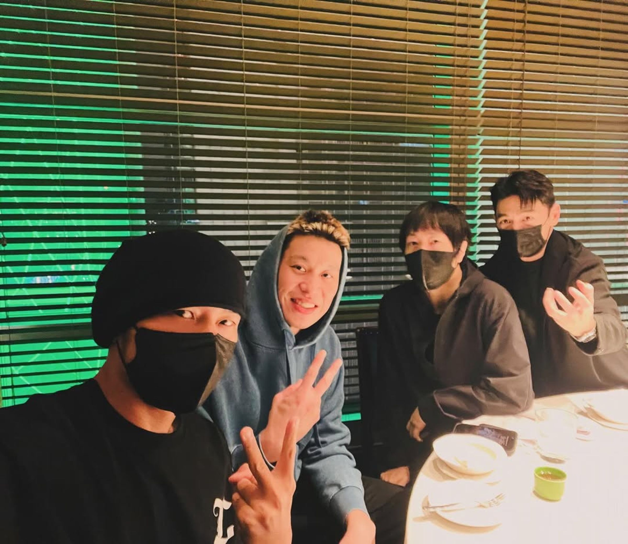 阿信(右二)私下的妹妹頭造型引起話題。(翻攝周杰倫IG)