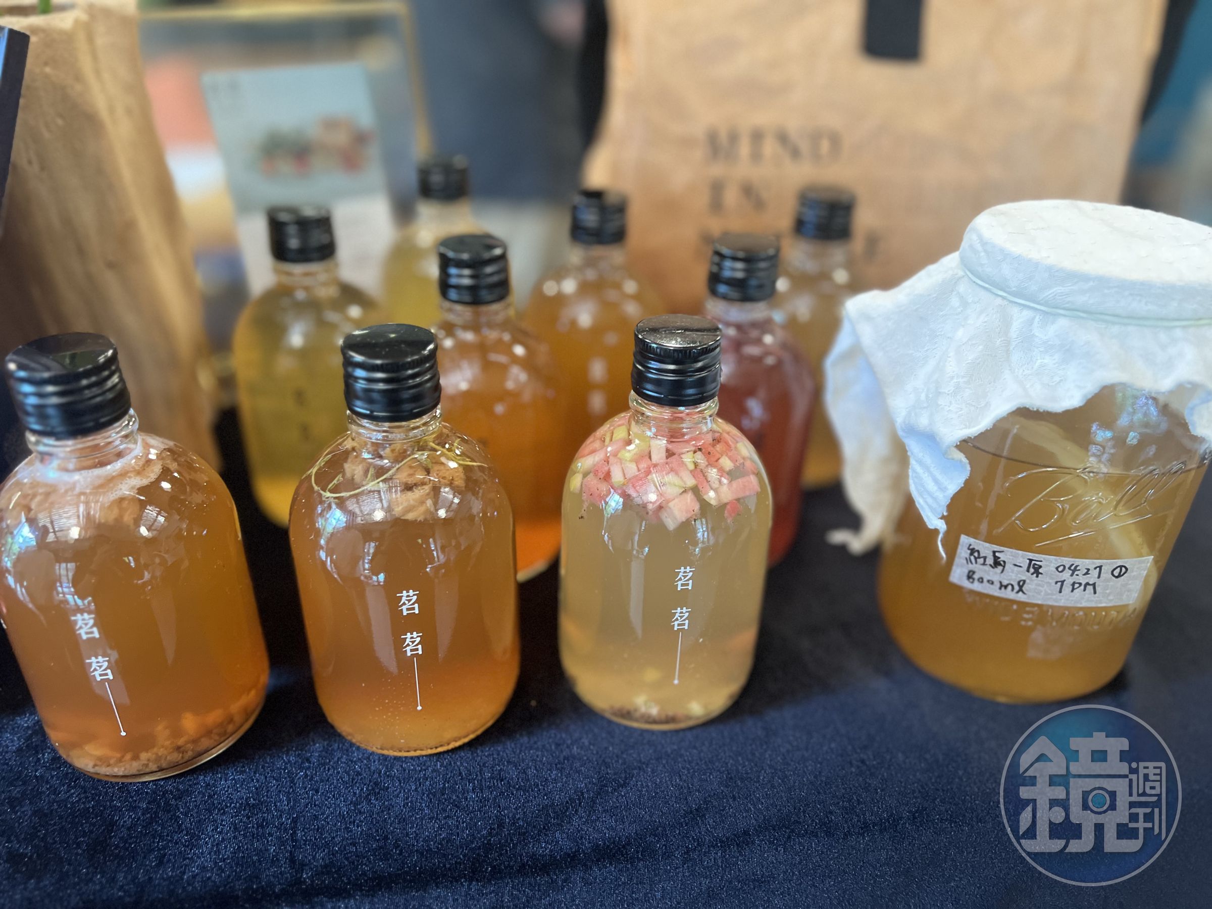 康普茶中富含大量的益生菌和維生素，口感酸甜，高溫夏日中冰冰涼涼地喝最過癮。