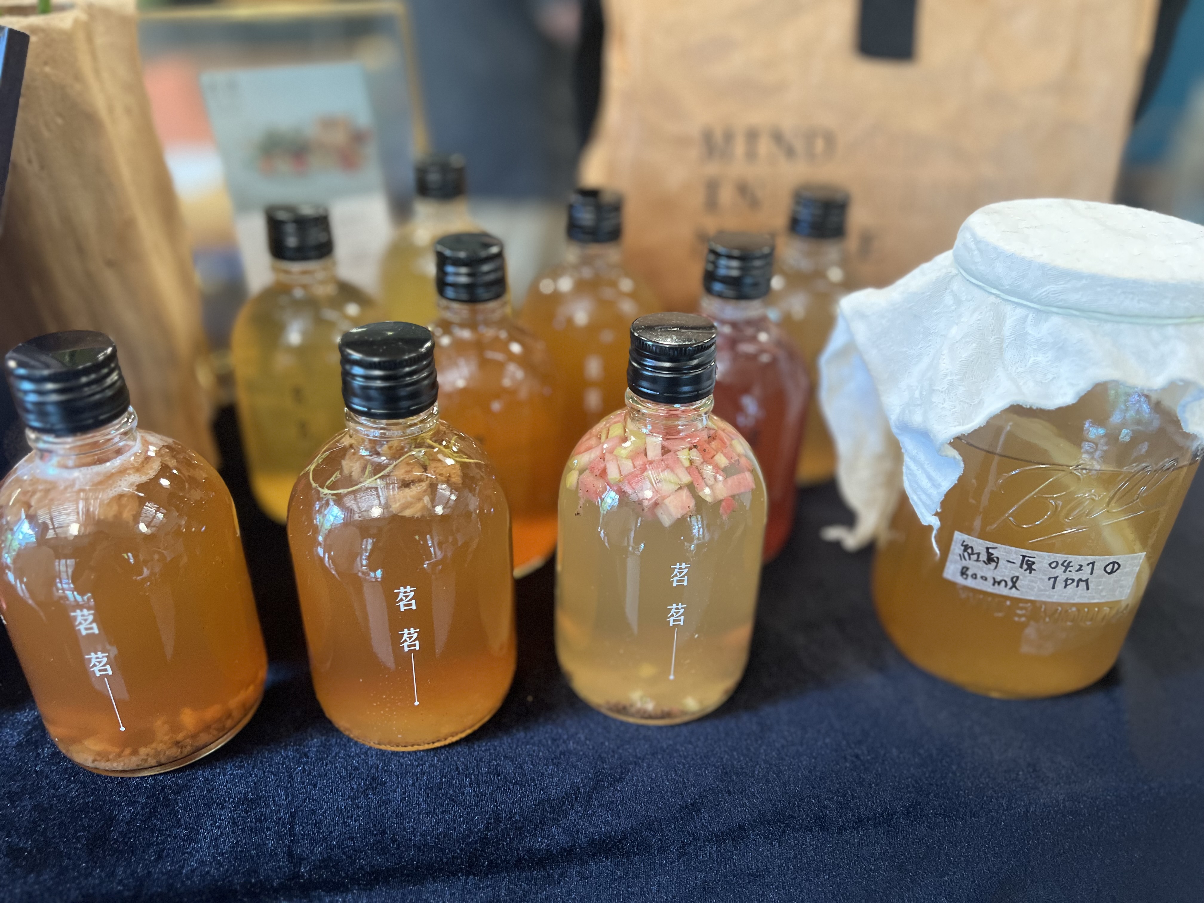 康普茶中富含大量的益生菌和維生素,口感酸甜,高溫夏日中冰冰涼涼地喝最過癮。
