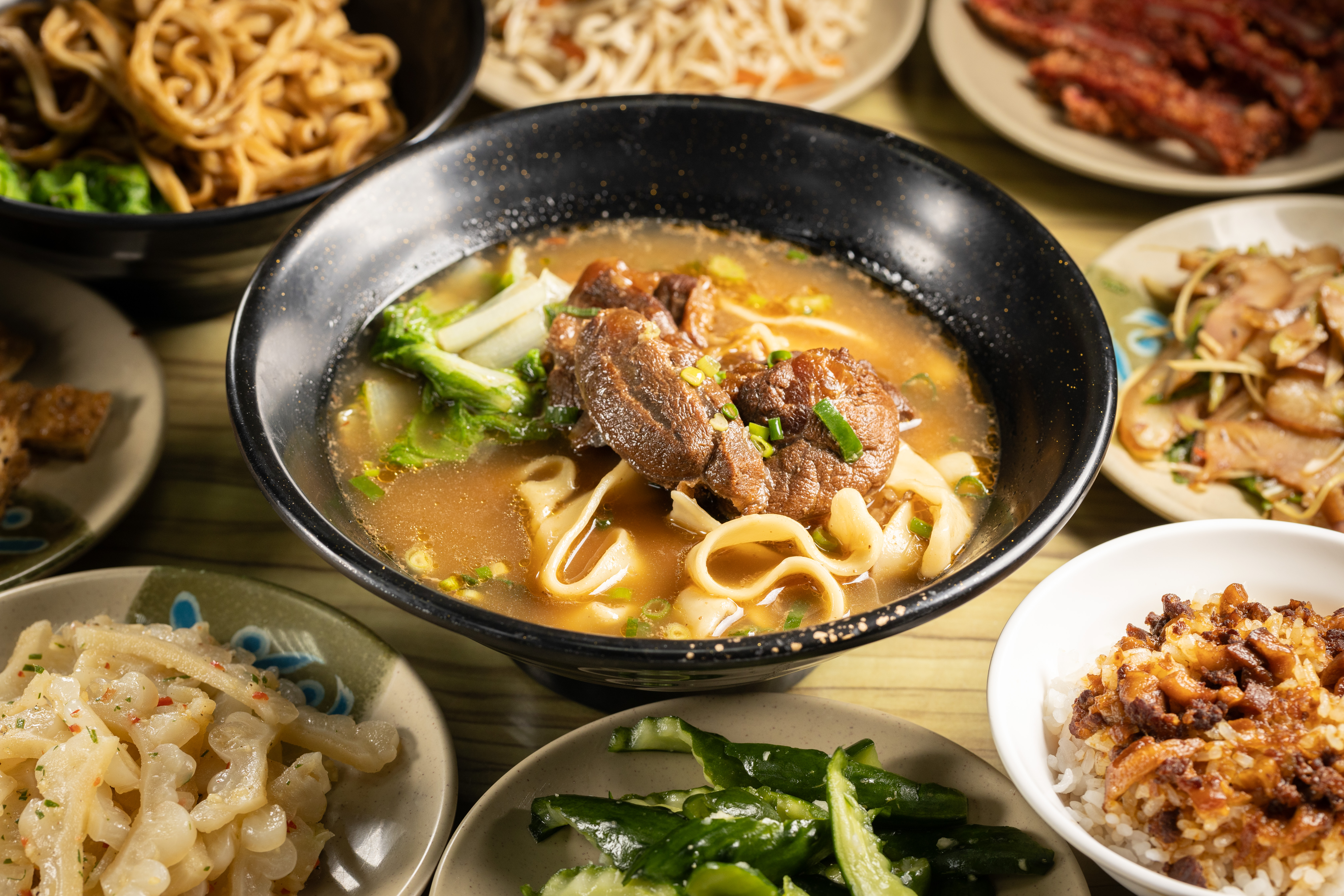 「牛肉麵」肉大塊又軟嫩，家常寬麵很有嚼勁，湯頭甘甜微辣，耐吃不膩。（130元／小碗）