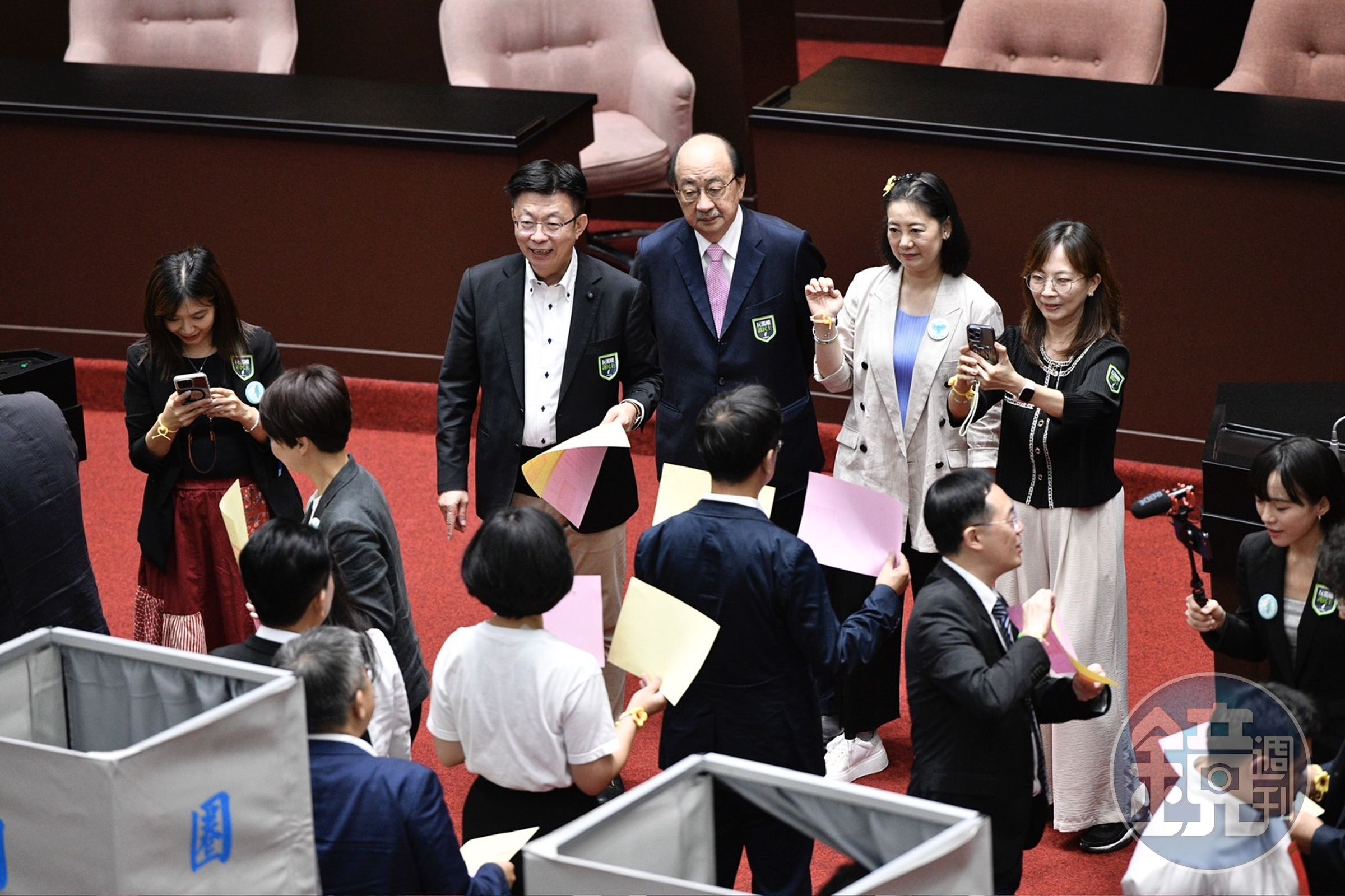 民進黨席次不敵藍白,在表決中落敗,總召柯建銘表示將提釋憲,行政院則預計將自行聲請釋請。