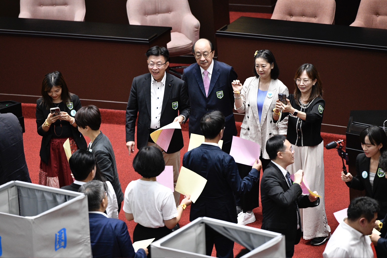 民進黨席次不敵藍白，在表決中落敗，總召柯建銘表示將提釋憲，行政院則預計將自行聲請釋請。