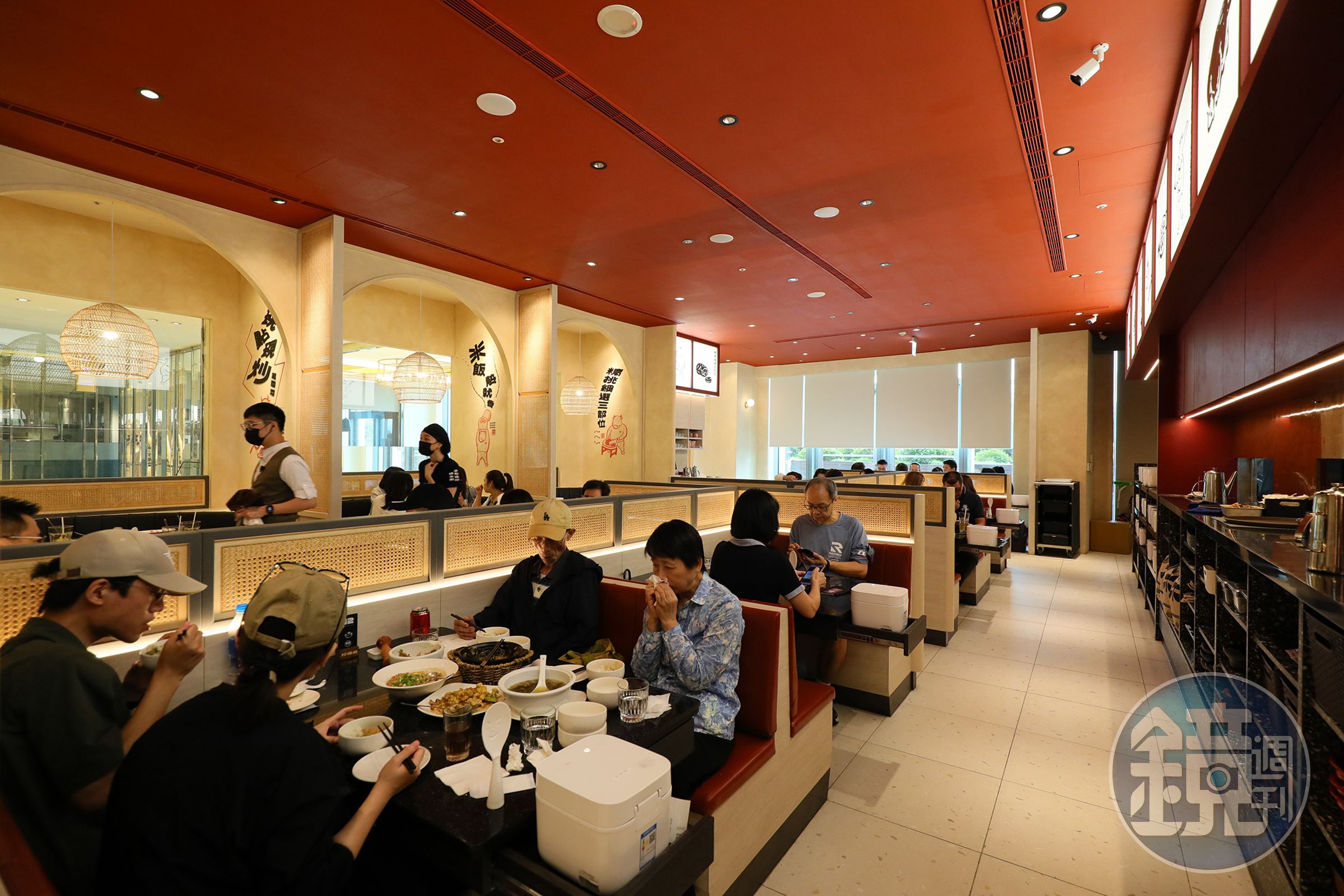 炒湘湘的用餐空間多半是四人沙發卡座及六人半包廂式座位,別出心裁的裝潢有別傳統湖南餐館。