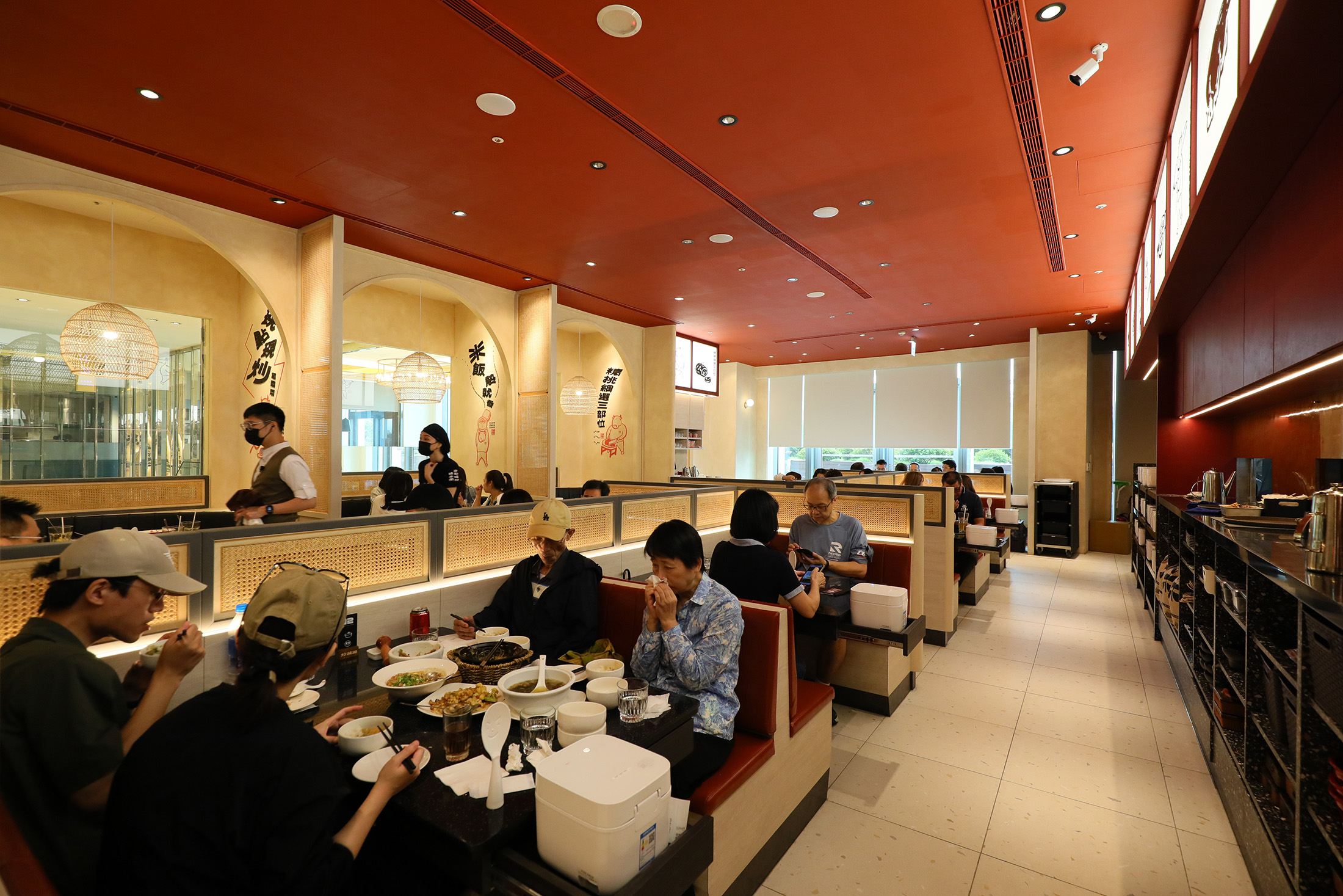 炒湘湘的用餐空間多半是四人沙發卡座及六人半包廂式座位，別出心裁的裝潢有別傳統湖南餐館。