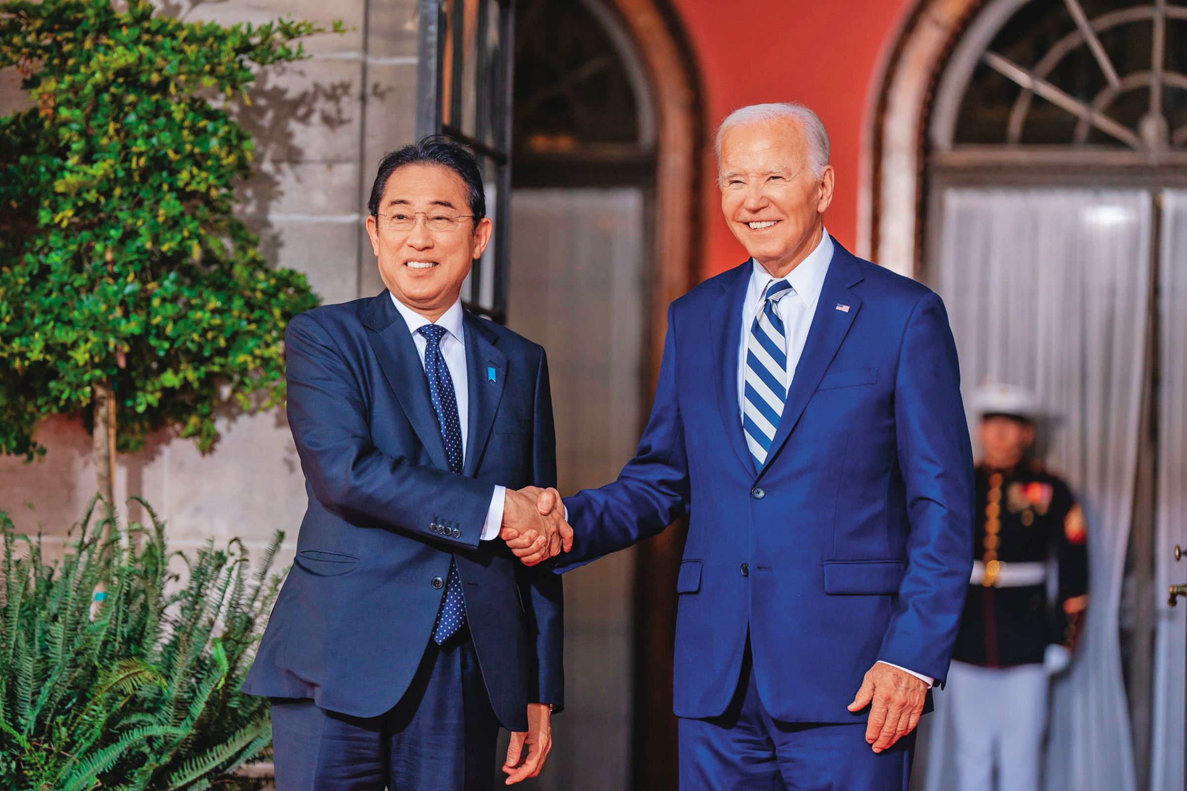 美國總統拜登(右)與前日本首相岸田文雄(左)會談後,雙方就簽署《半導體合作基本原則》。(翻攝The White House)