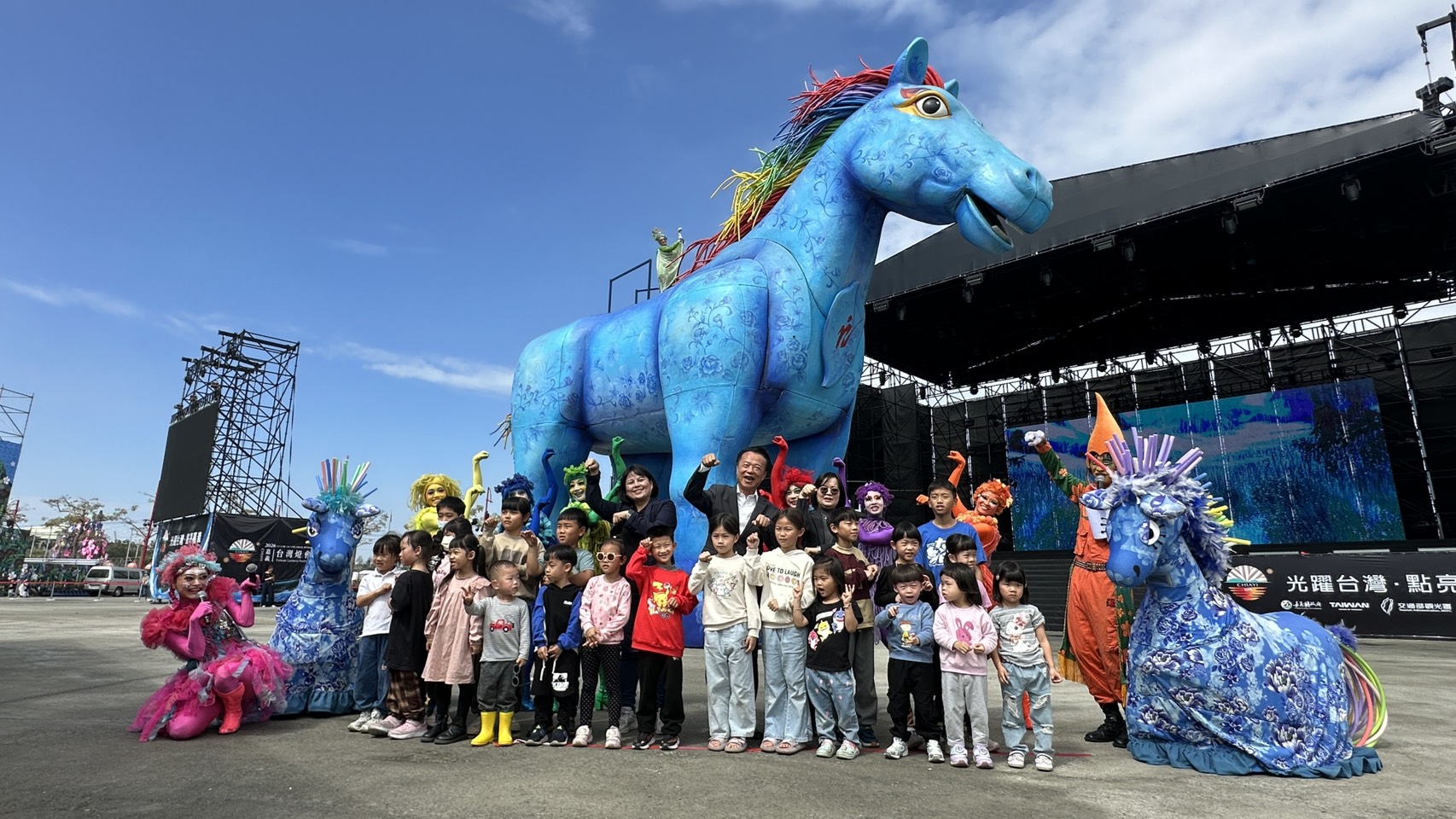 紙風車雨馬到嘉義燈會與大家見面。（紙風車劇團提供）
