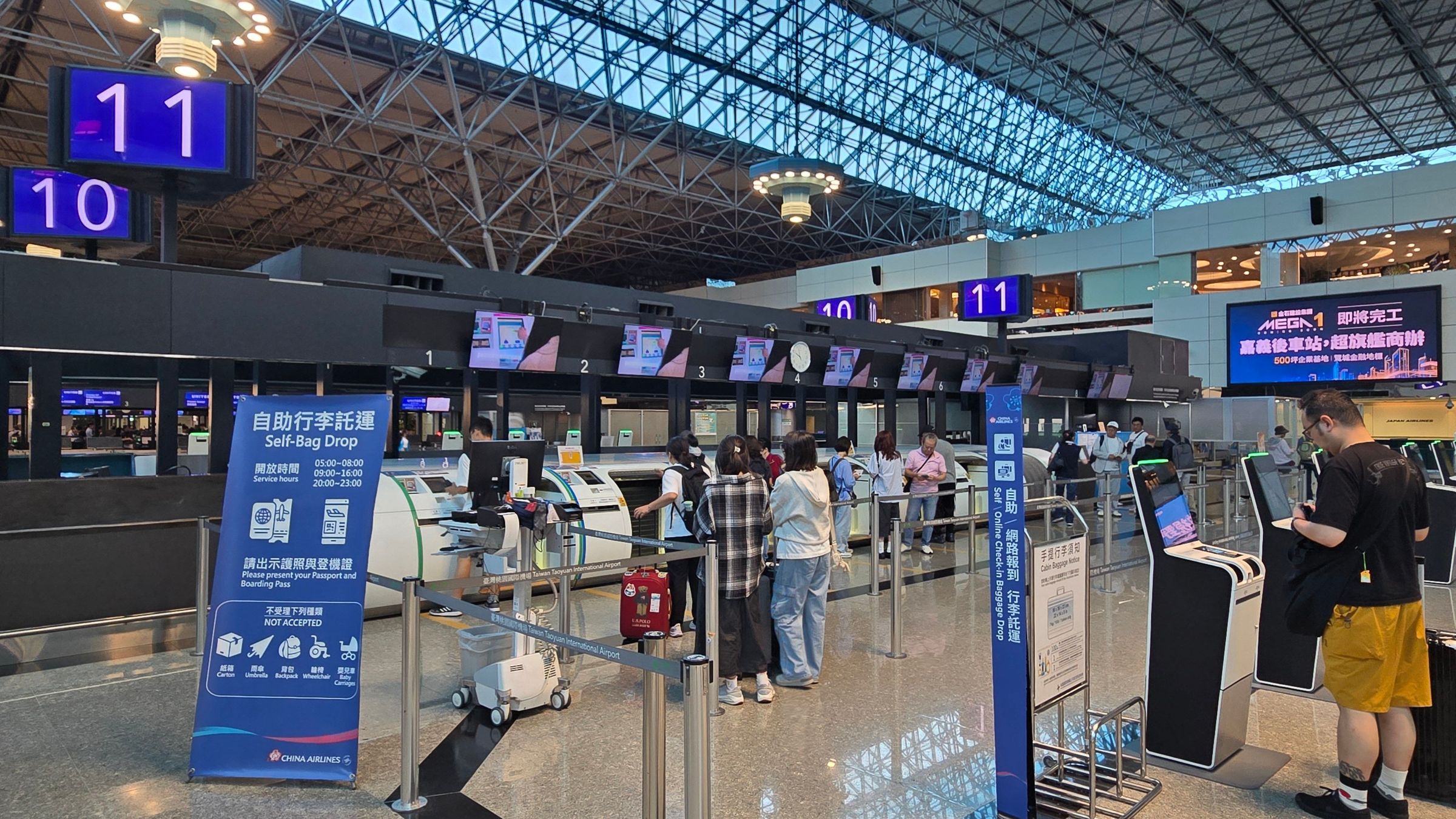 桃園機場公司建議旅客提前3小時抵達機場,善用手機、網路報到,自助行李託運及自動通關證照查驗等智慧化服務。(桃機公司提供)