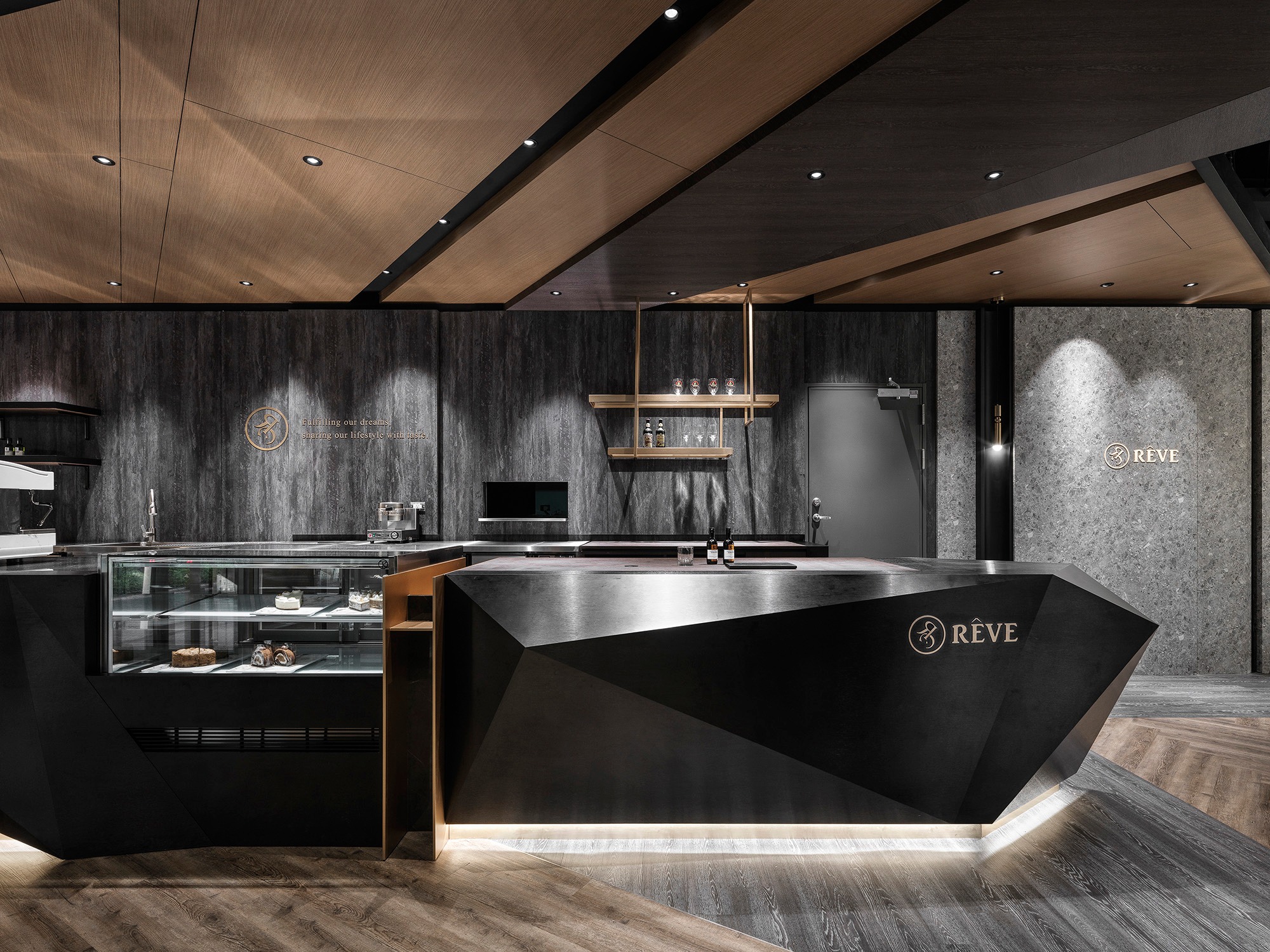 連鎖咖啡店黑浮咖啡台北復興店已於10月底悄悄歇業。（翻攝臉書「RÊVE Café 黑浮咖啡」）