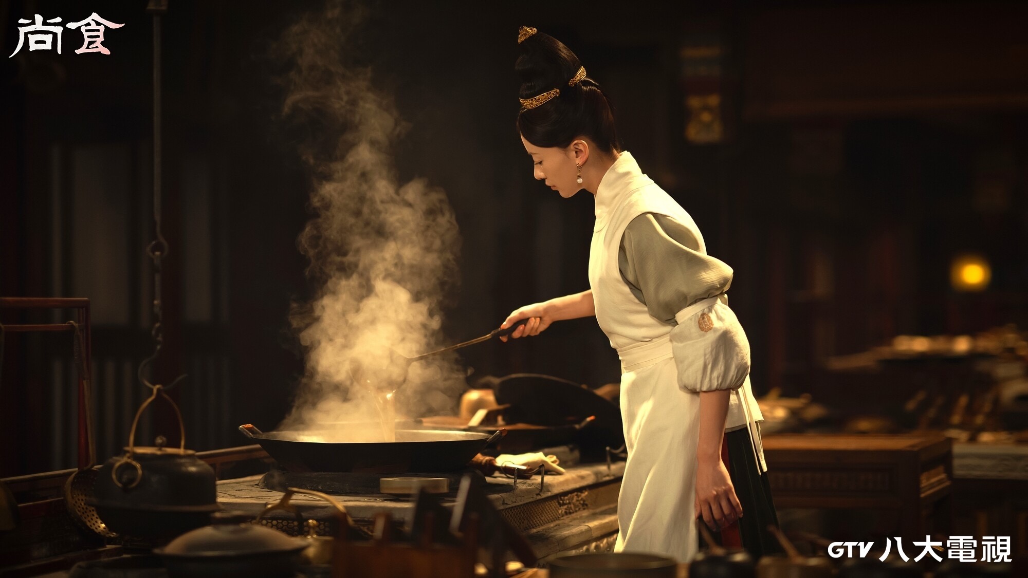 吳謹言為戲從廚房小白學做菜。（八大提供）